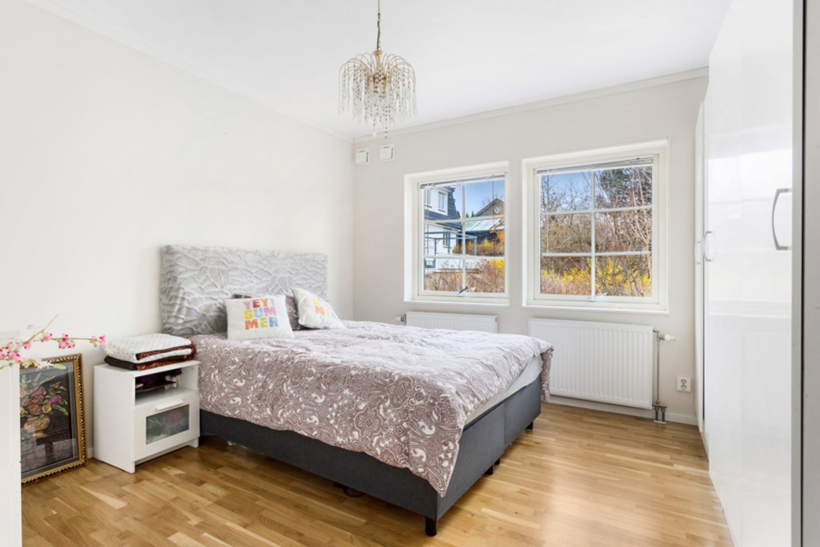 Stort soverom av generøs størrelse med god plass til dobbeltseng med tilhørende nattbord. Galleribilde