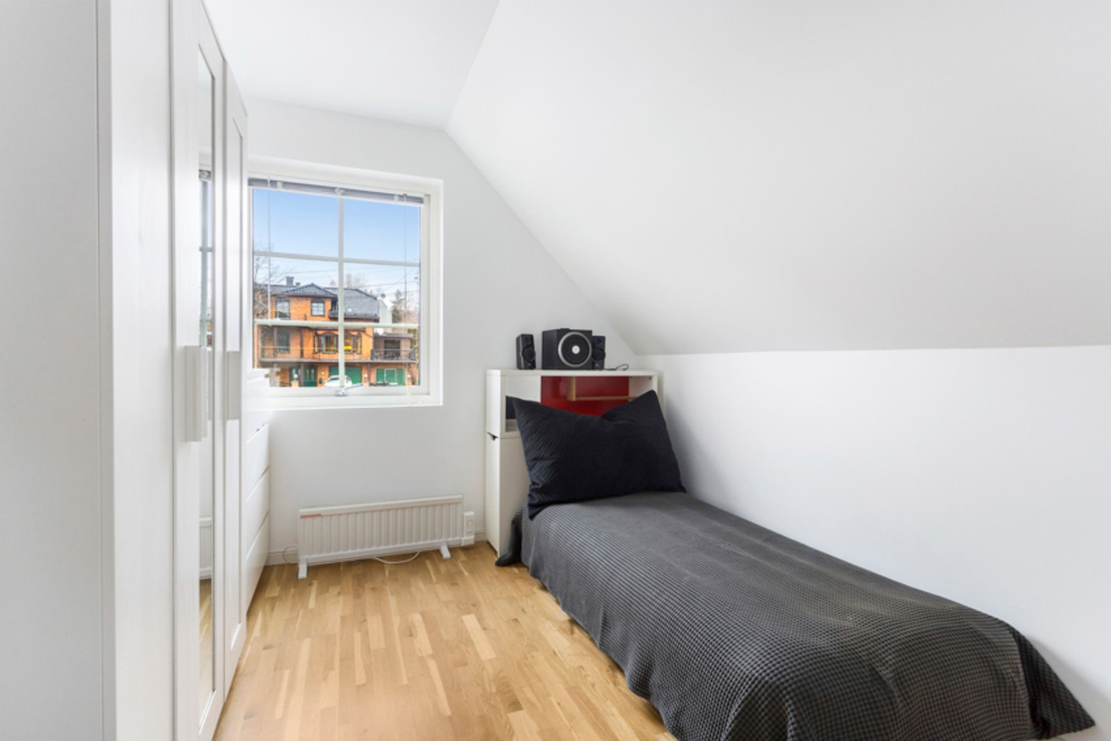 Loftsetasjen har totalt 4 rom som blir benyttet som soverom.
Ikke godkjent for varig opphold - Godkjent rammetillatelse. Galleribilde