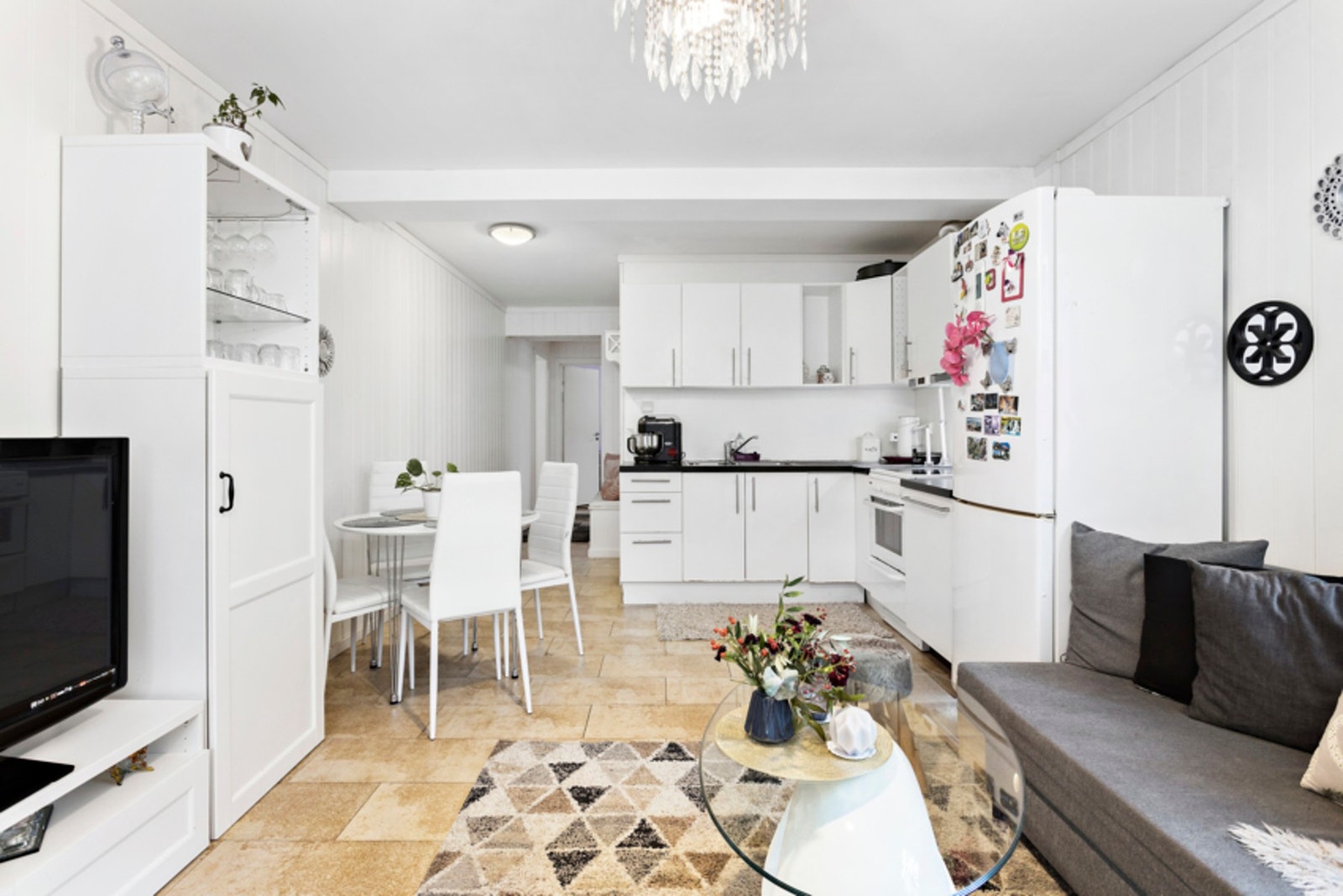 Rommet brukes som stue med åpen kjøkkenløsning.
Ikke godkjent for varig opphold -
Godkjent rammetillatelse. Galleribilde