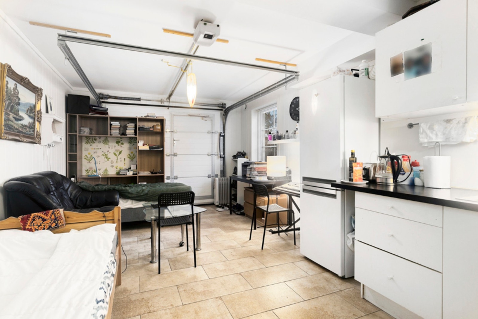 Opprinnelig garasje.
Ikke godkjent for varig opphold - Må tilbakestilles til garasje samt opprette tapper opp til 1. etg. Galleribilde