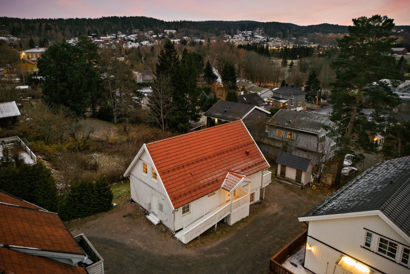 Eneboligen er omringet av grønt arealer som gjør det hyggelig samt som det skjermer. Galleribilde