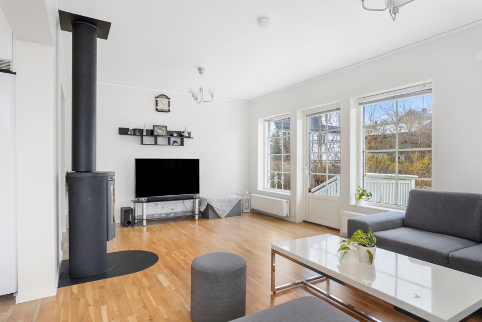 Her har du god plass til en stor sofagruppe med tilhørende tv-stuemøblement. Galleribilde