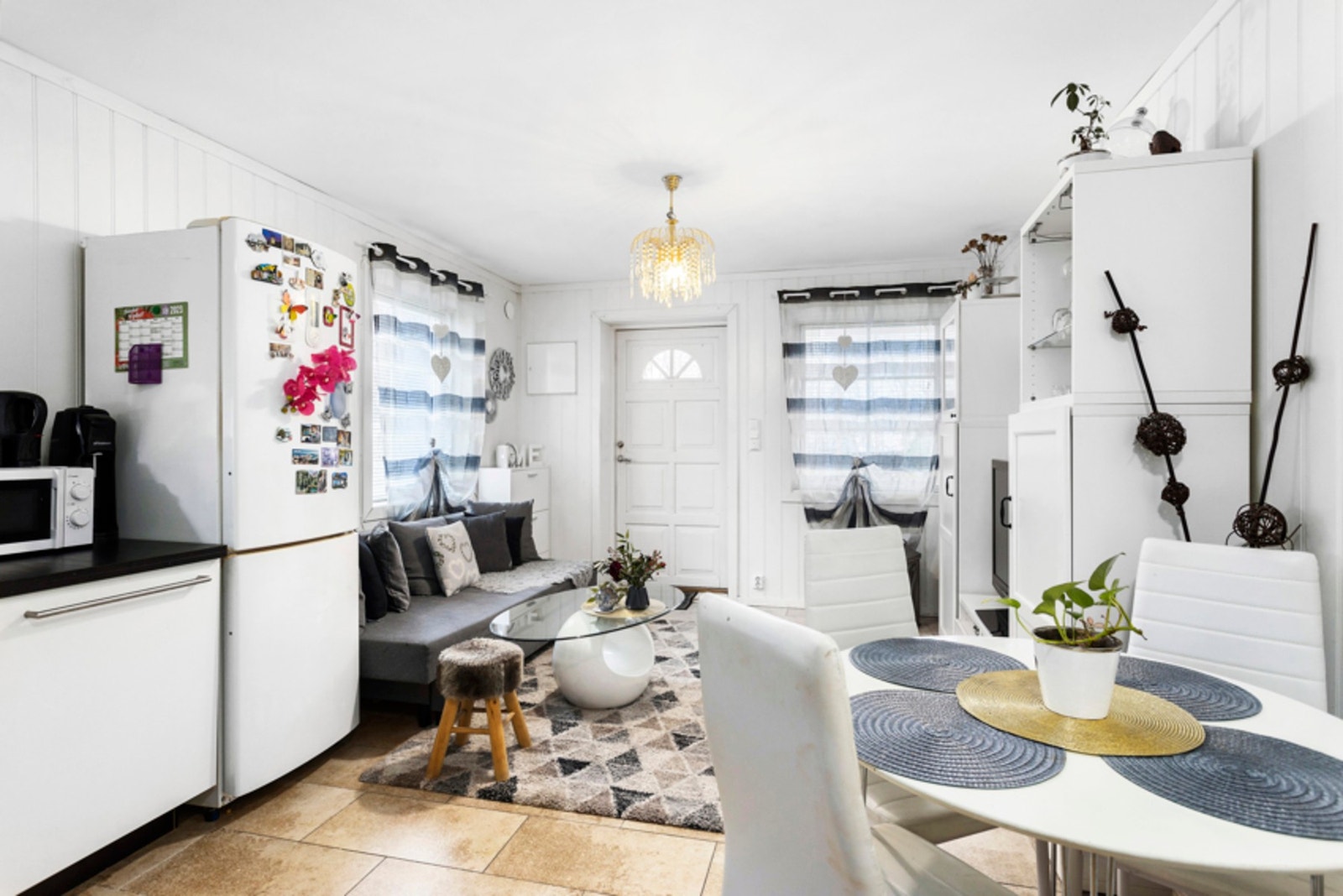 Romslig kjøkken med god skap og benkeplass.
Ikke godkjent for varig opphold -
Godkjent rammetillatelse. Galleribilde