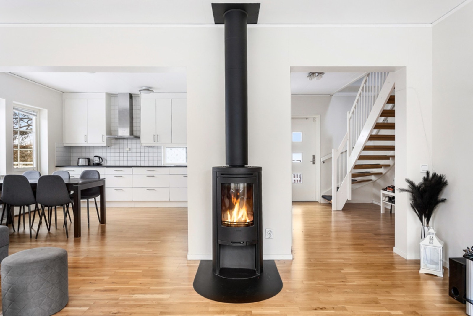 Peis i stuen som gir ekstra varme og hygge. Galleribilde