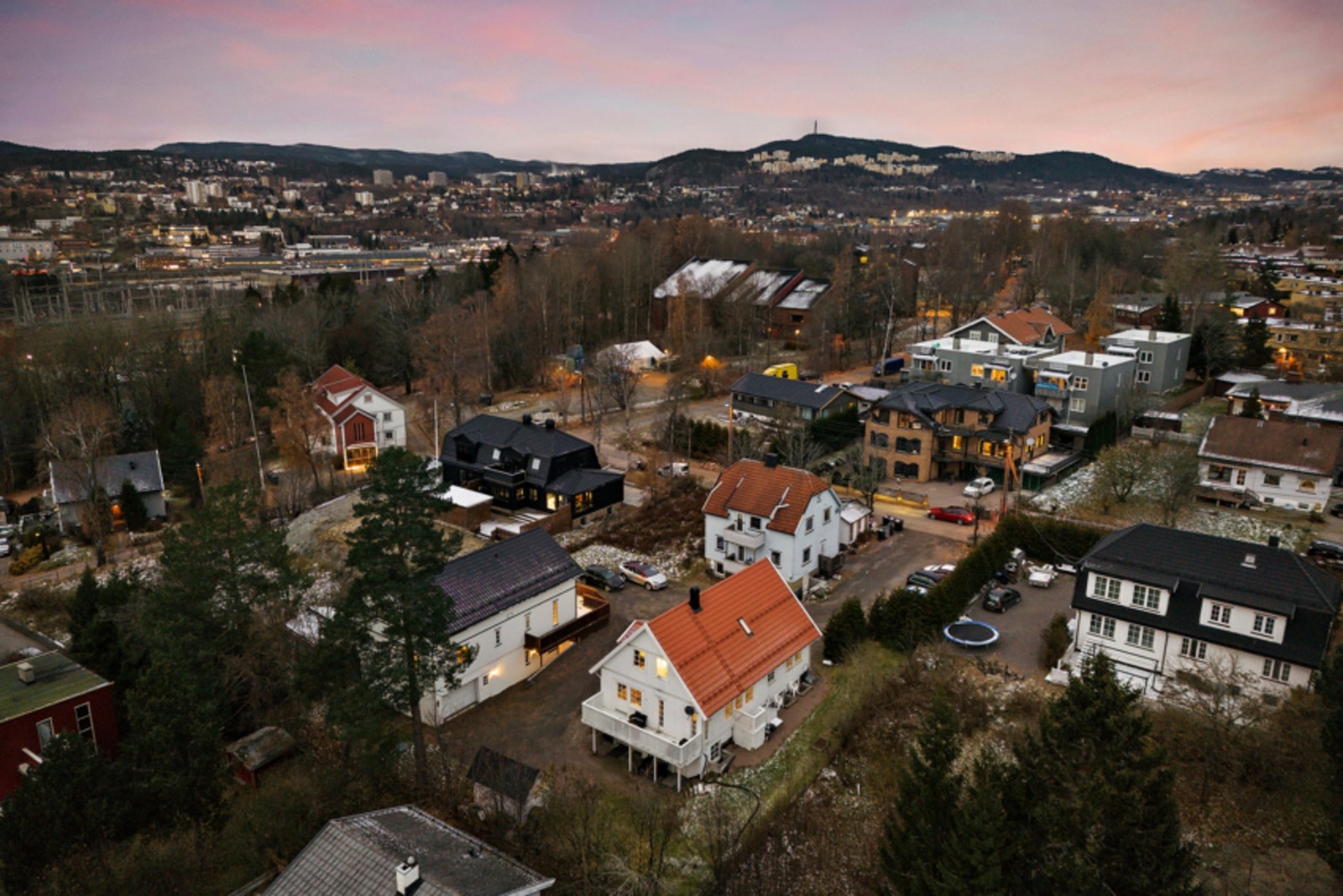 Boligen ligger i et meget etablert område på Furuset. Galleribilde