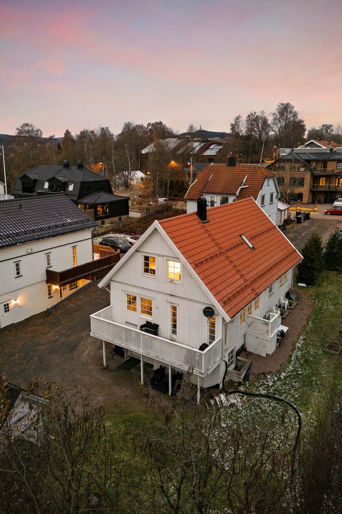 Eneboligen har en godtbeliggenhet i et etablert boligområde på Furuset. Galleribilde