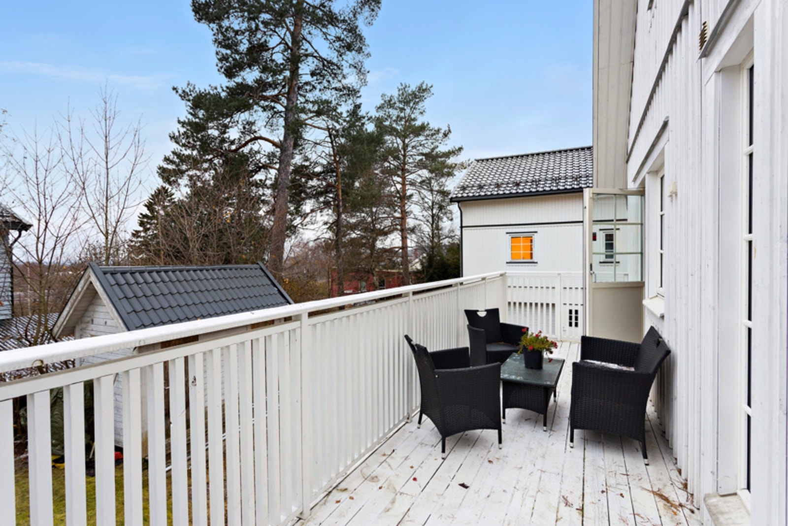 Fra stuen har man utgang til en sydvendt terrasse på ca 15 kvm.
Terrassen må reduseres iht godkjent rammetillatelse. Galleribilde