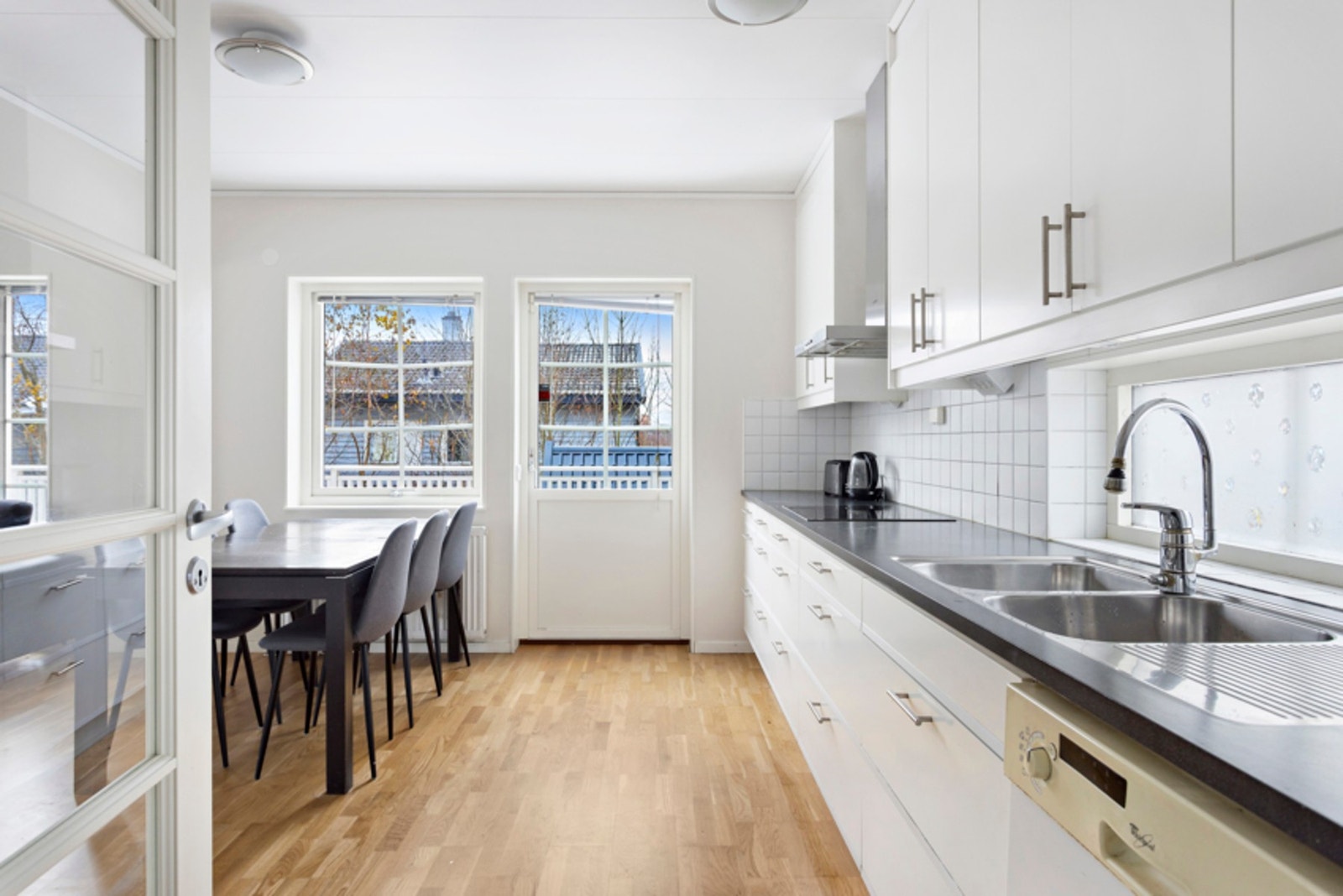 Kjøkkeninnredningen består av glatte fronter med en laminert benkeplate. Galleribilde