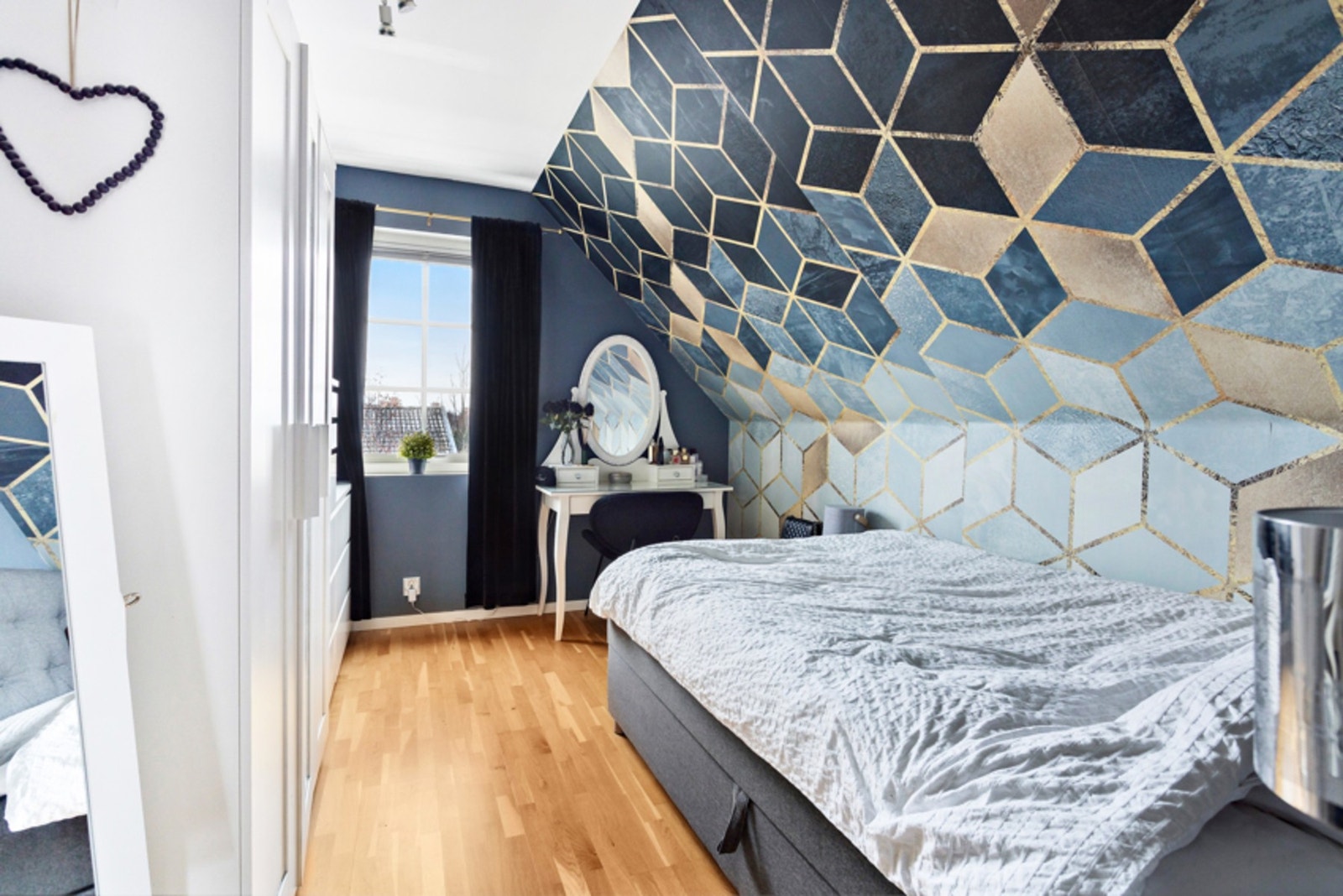 Rommet er malt i farger av moderne karakter og brukes som soverom
Ikke godkjent for varig opphold -
Godkjent rammetillatelse. Galleribilde