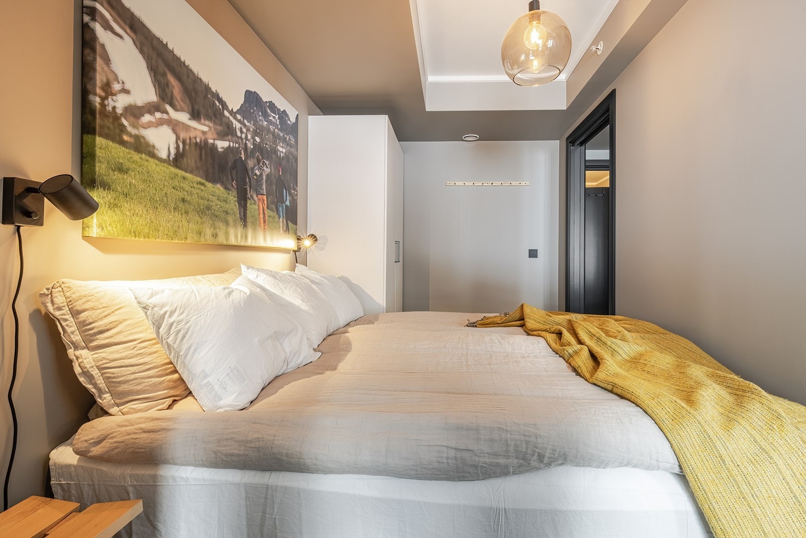 Stort hovedsoverom med 2 dører som kan deles opp til ett soverom og alkove for smart utleie. Galleribilde