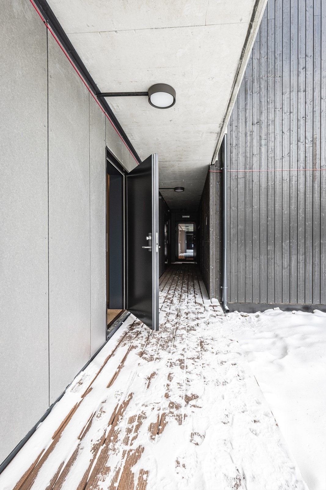 Inngang fra "svalgang" til leiligheten. Galleribilde