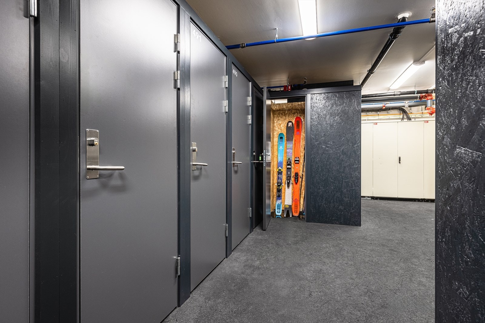 Skilocker med direkte utgang til bakkeområdet. Galleribilde