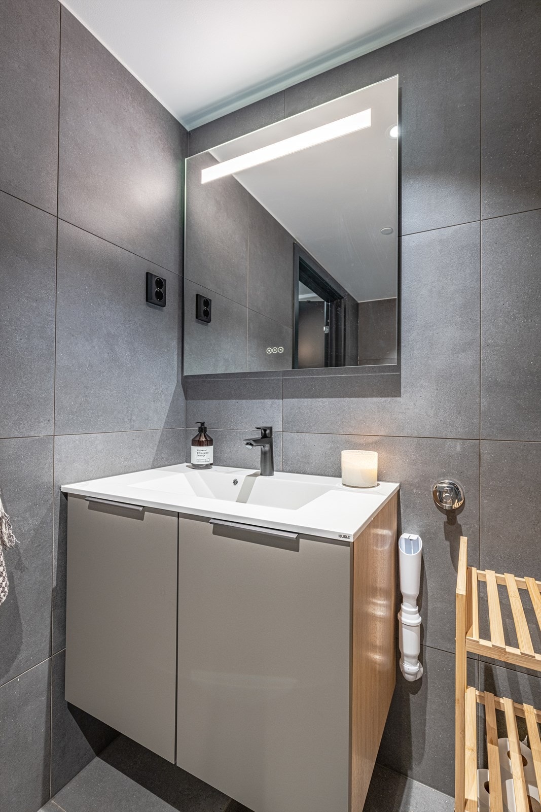 Servantseksjon og speil med lysslist. Galleribilde