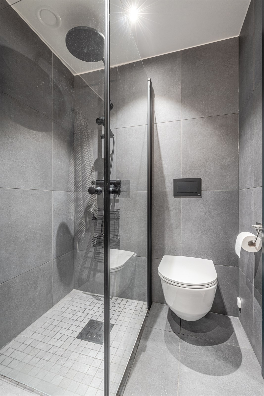 Romslig dusjsone på badet. Galleribilde