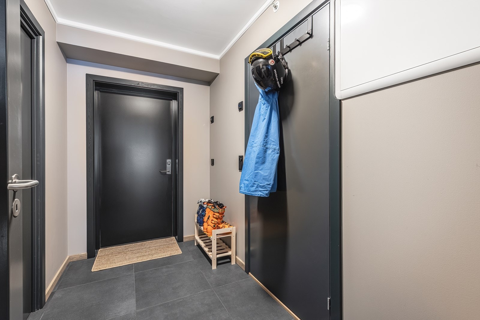 Flislagt romslig gang med varme i gulv. Galleribilde