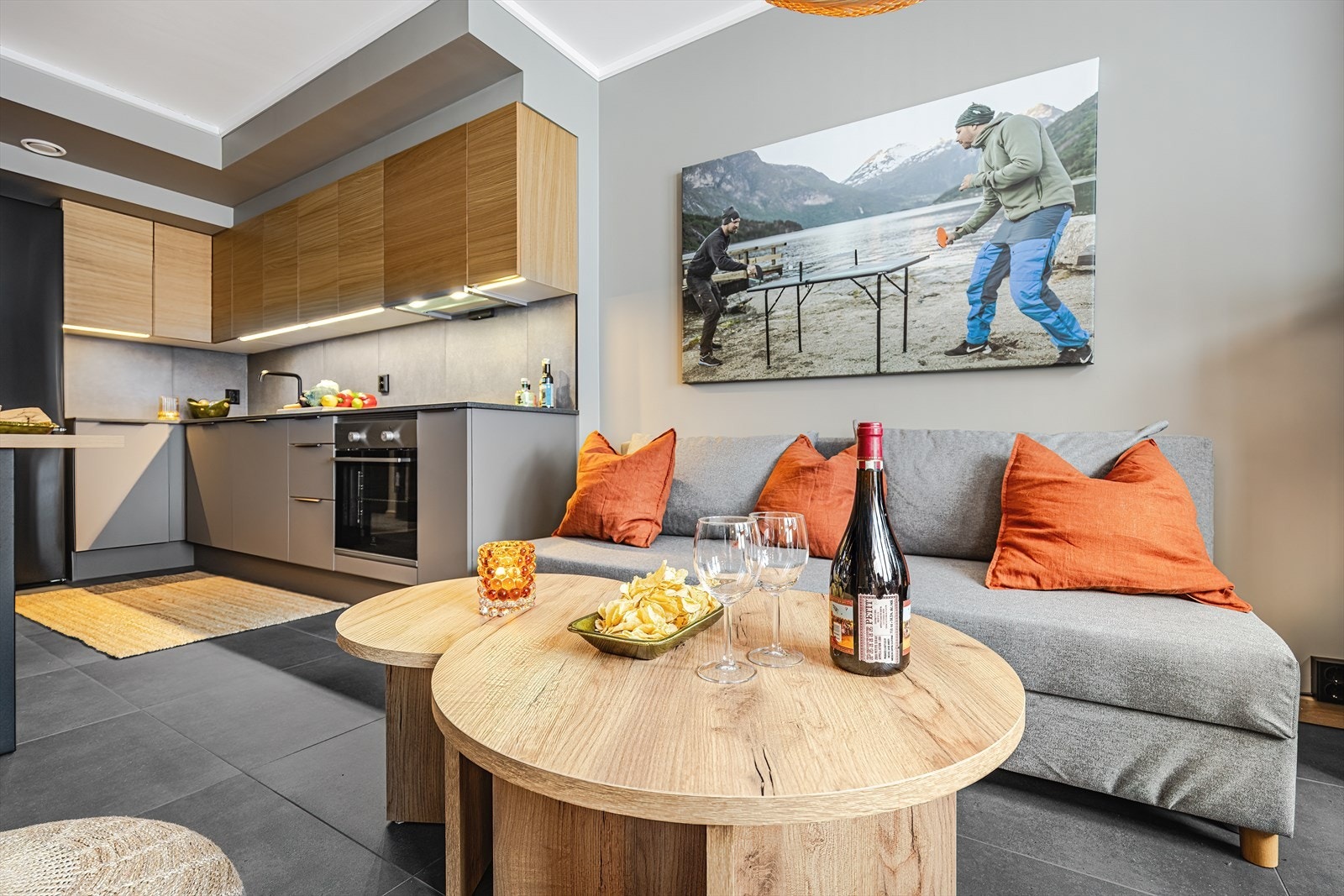 Stue del mot åpen kjøkkenløsning. Galleribilde