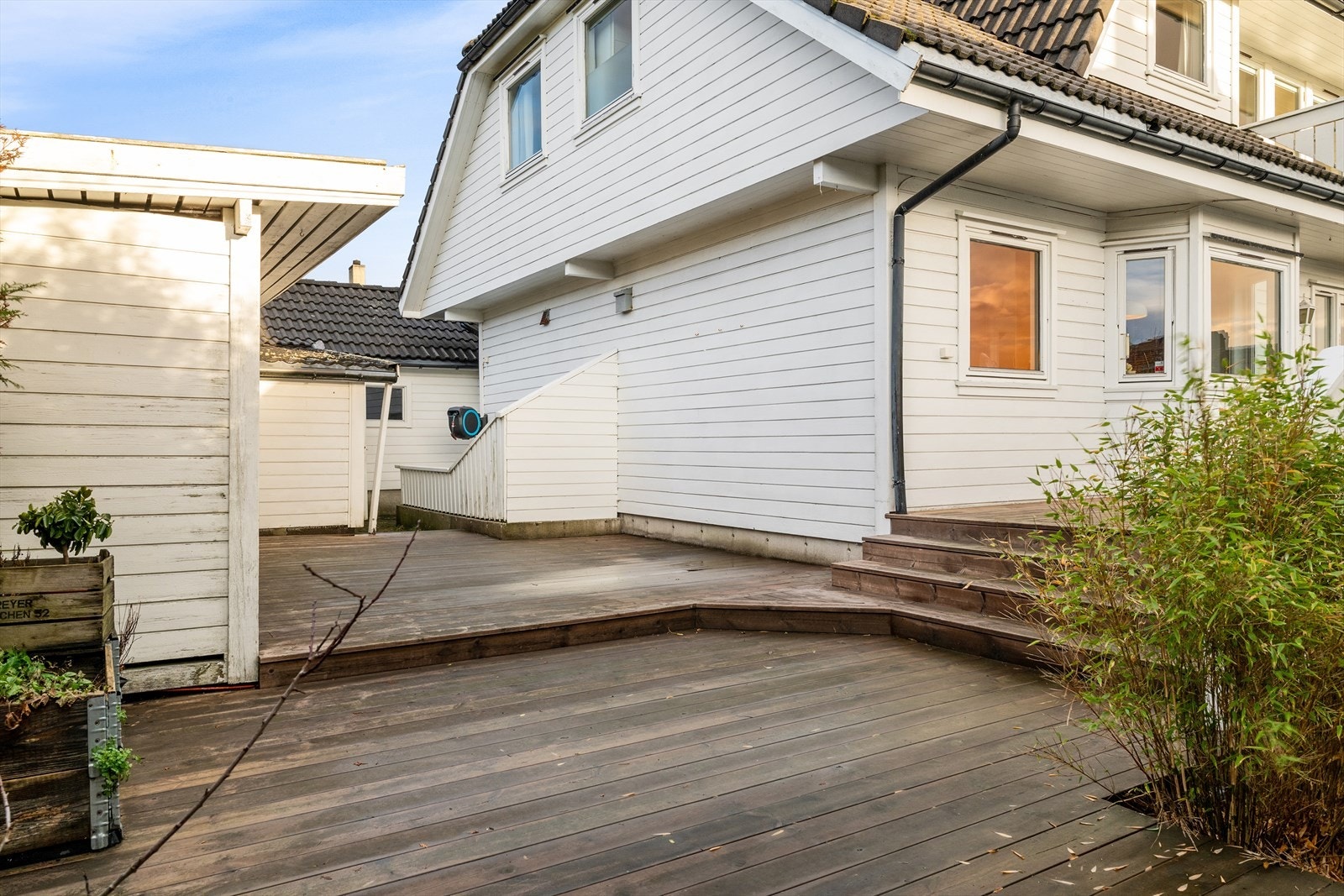 Uteplassen er lun og skjermet med herlige solforhold fra tidlig formiddag til kveld. Galleribilde