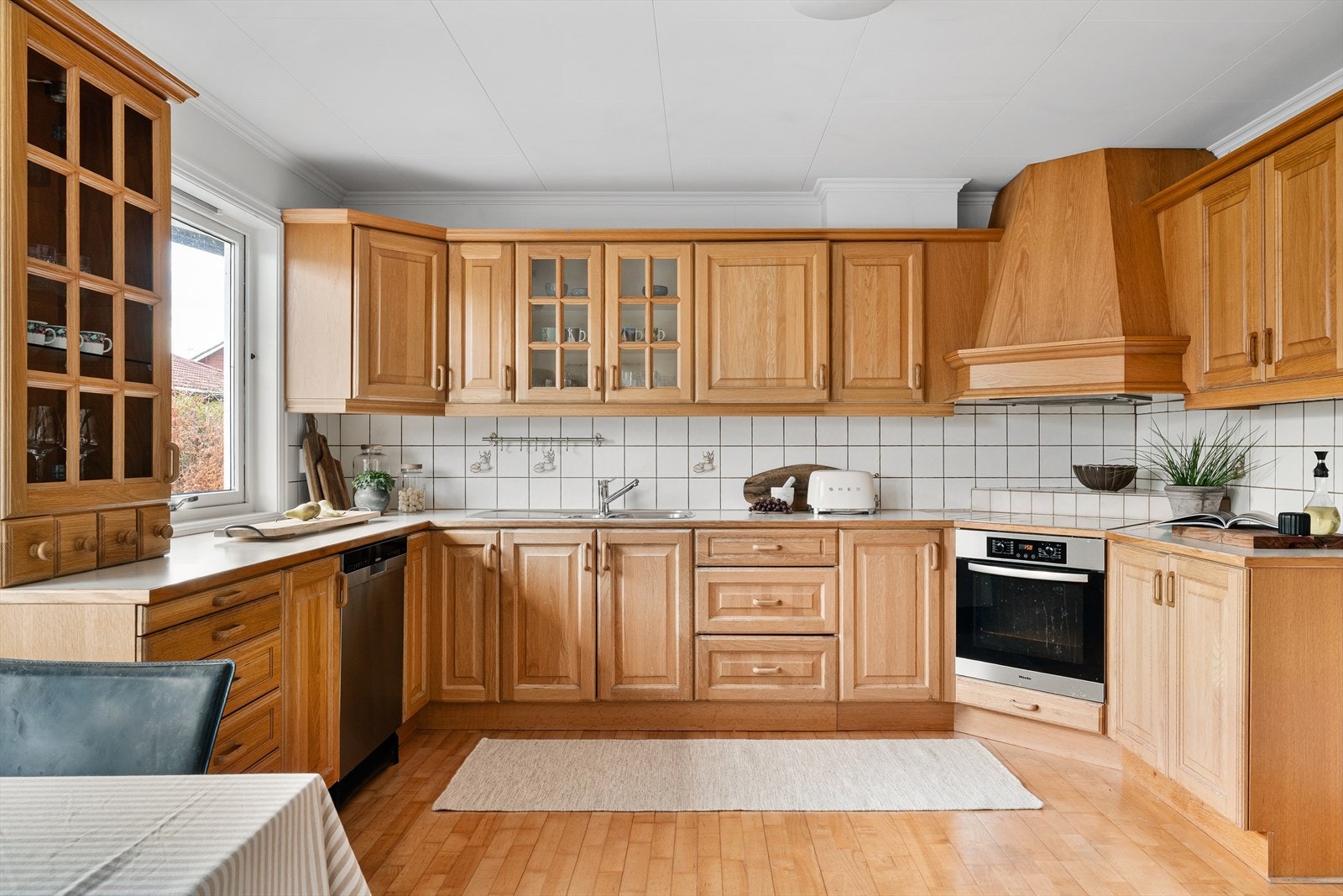 Kjøkkenet er av god størrelse og adskilt fra stuen. Kjøkkeninnredningen er i funksjonell utforming med god skap- og benkplass. Galleribilde