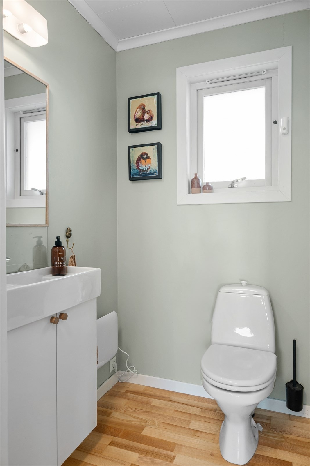 Praktisk gjestetoalett i tilknytning til gangen. Galleribilde