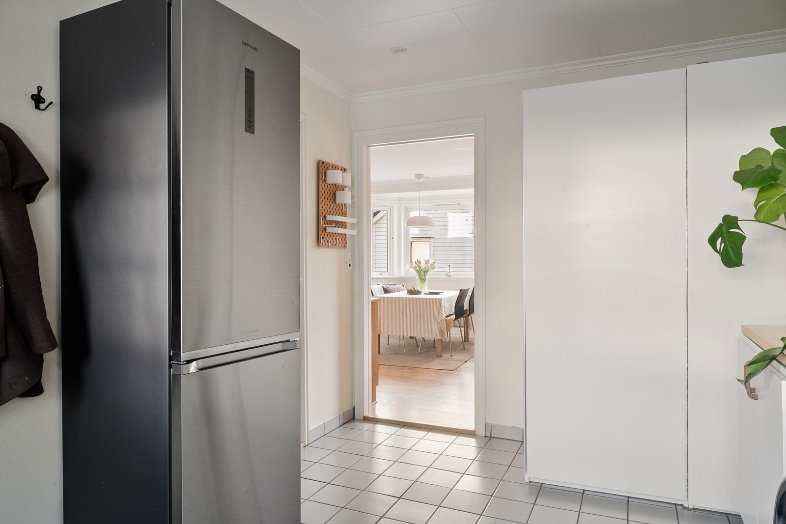 Fra kjøkkenet er det direkte adkomst til vaskerom. Vaskerommet har også egen inngang og blir brukt som en biinngang. Galleribilde