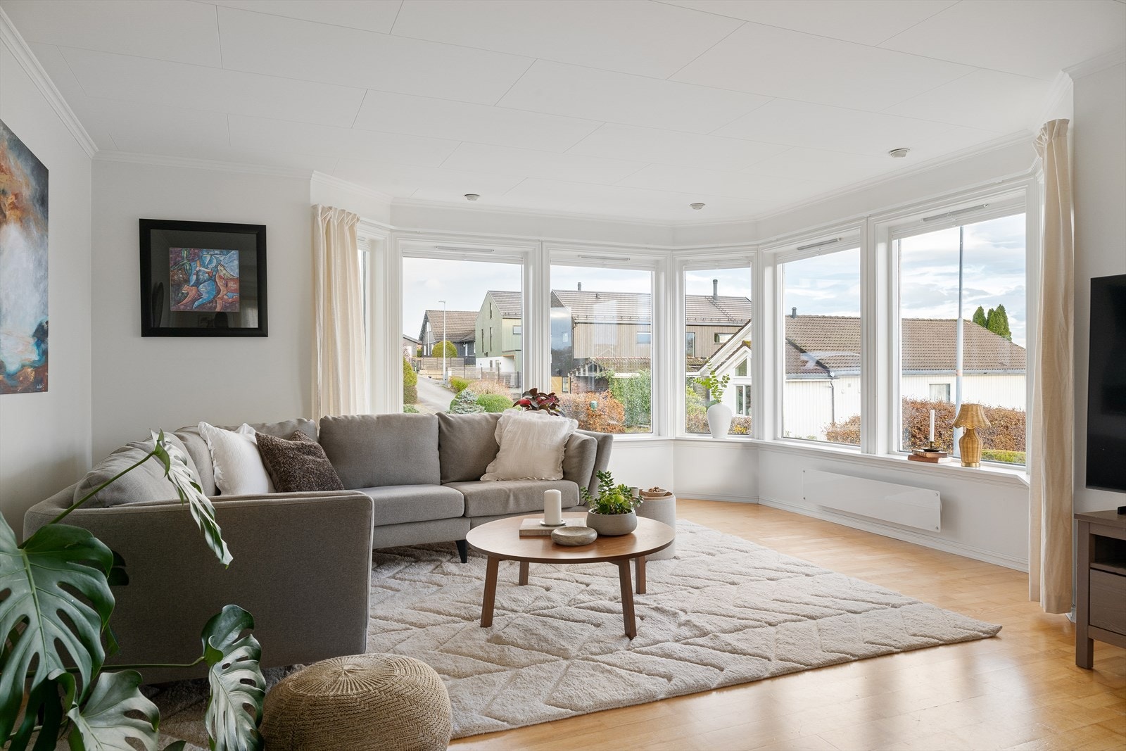 De store vindusflatene i stuen slipper inn rikelig med naturlig dagslys. Galleribilde