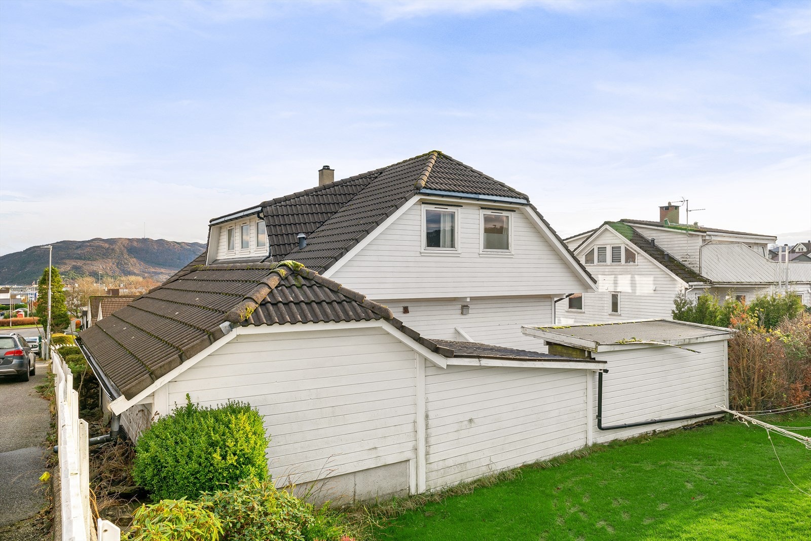 Området er også ideelt for barnefamilier, med kort vei til Vaulen barneskole, Kristianslyst ungdomsskole, Steinerskolen og Vannassen barnehage. I tillegg ligger Hetlandshallen, fotballbaner og flere lekeplasser i gangavstand. Galleribilde