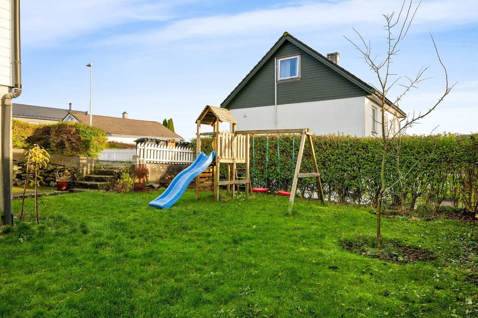 Den romslige hagen er et hyggelig og trygt uteområde som passer for både små og store. Galleribilde