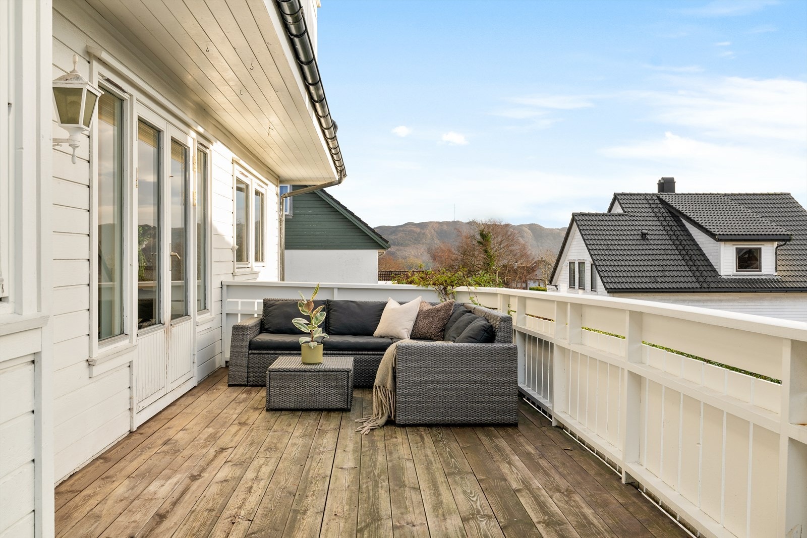 Fra stuen er det også utgang til en sørvendt terrasse som videre har direkte adkomst til hagen og en lun vestvendt platting. Galleribilde