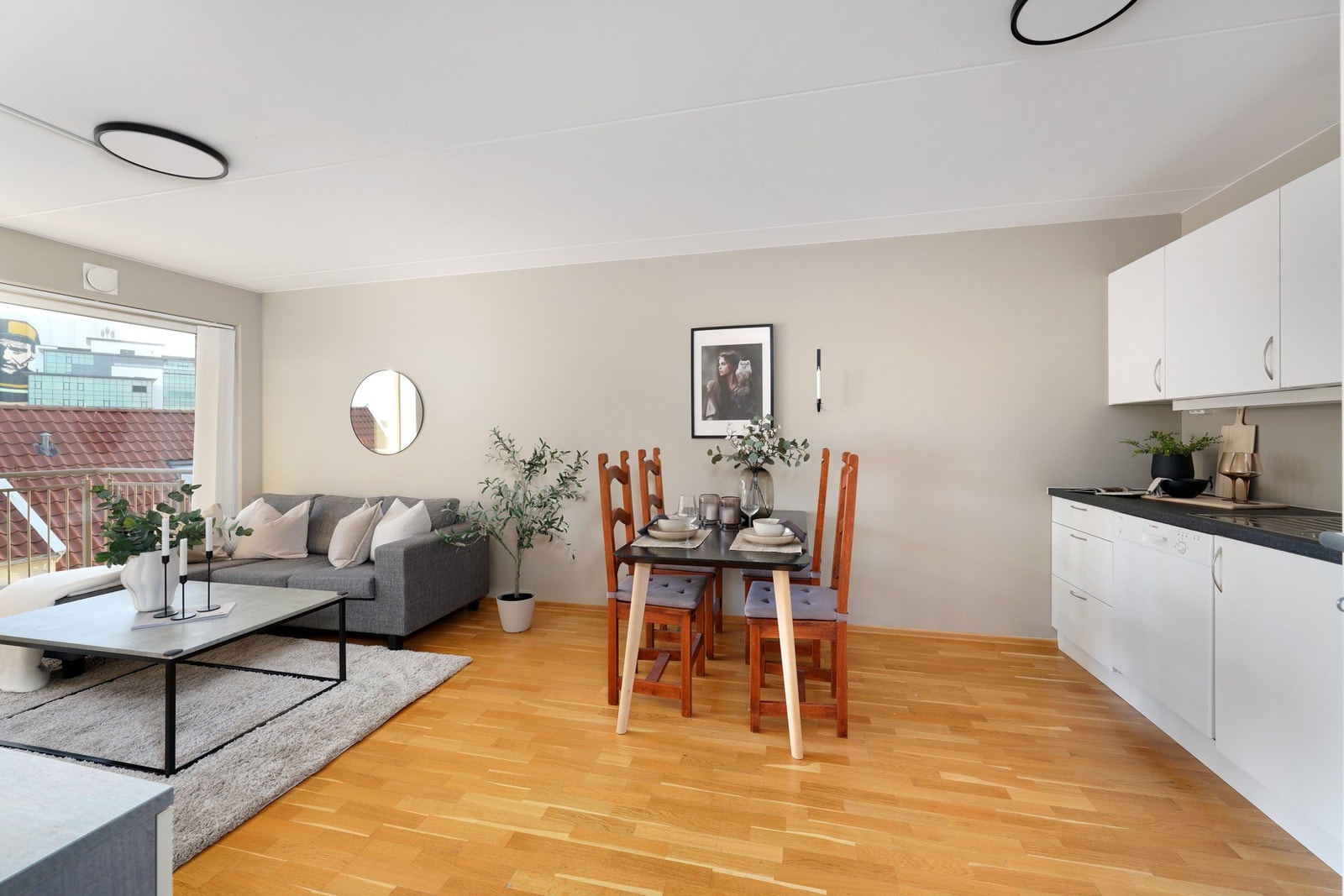 Parkett på gulv - leiligheten er malt i tidsriktige farger. Galleribilde