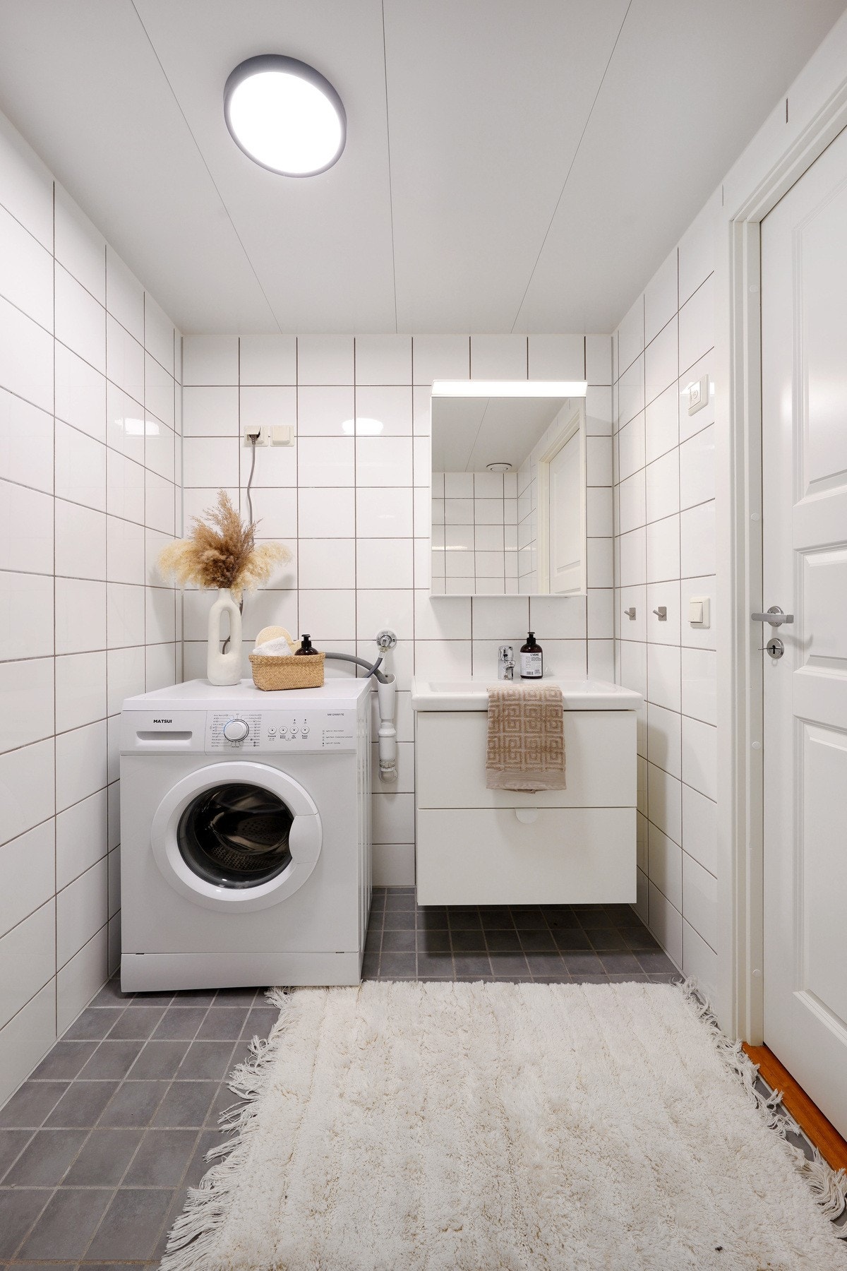 Helfliset bad med varmekabler - vaskemaskin medfølger i handelen. Galleribilde