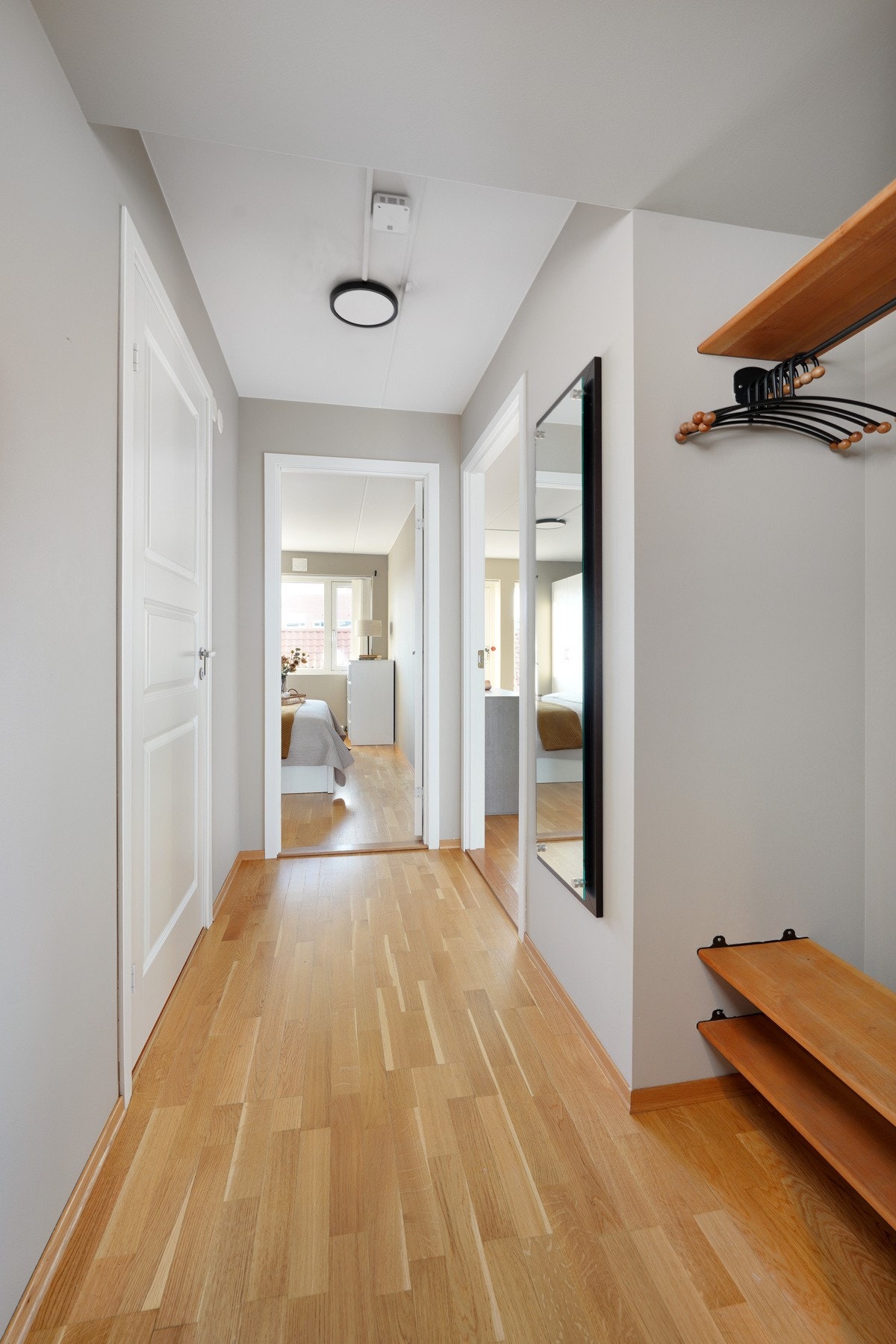 Gang med nisje som gir god plass til sko og jakker. Galleribilde