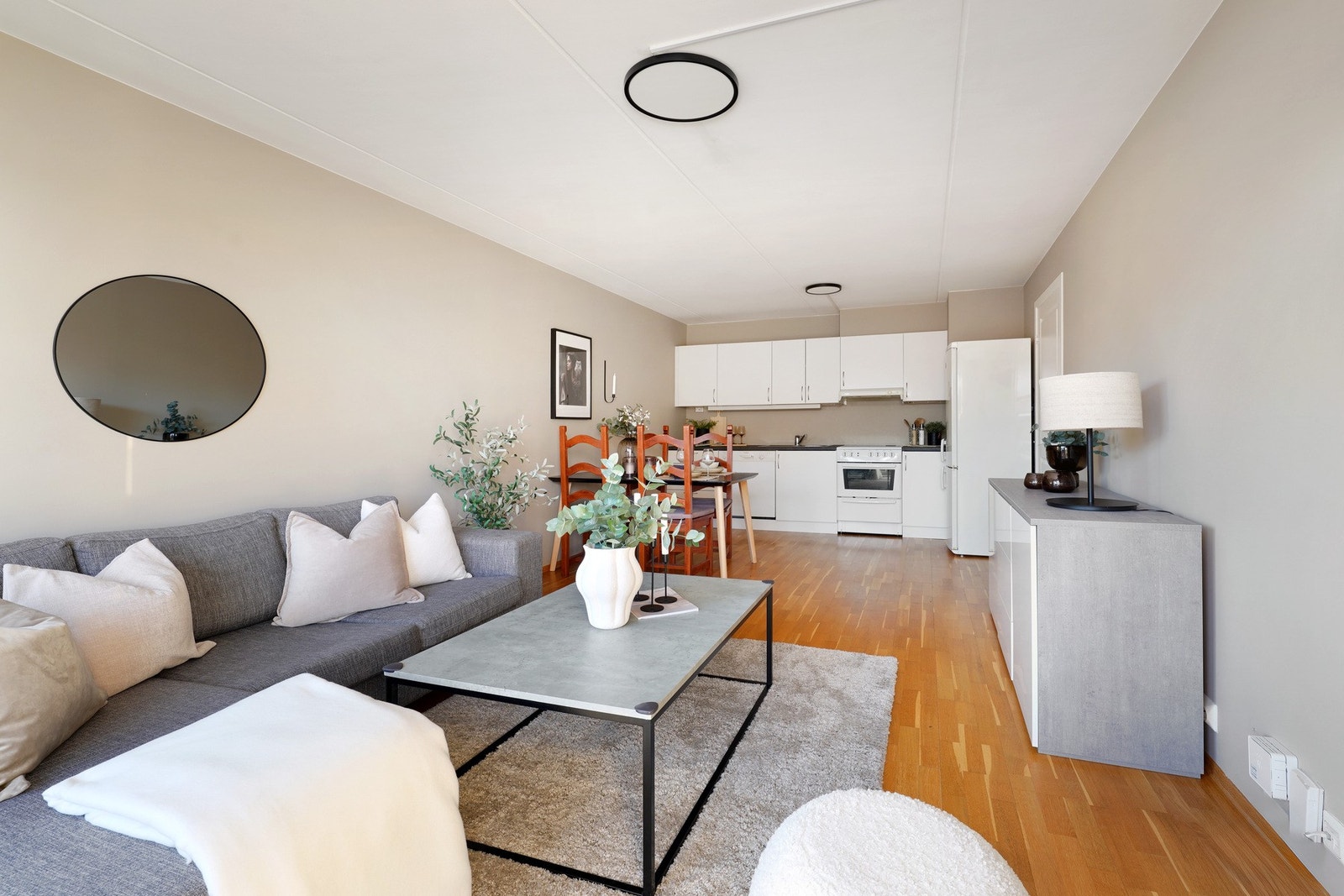 Plass til både sittegruppe og spisebord i stuen. Galleribilde