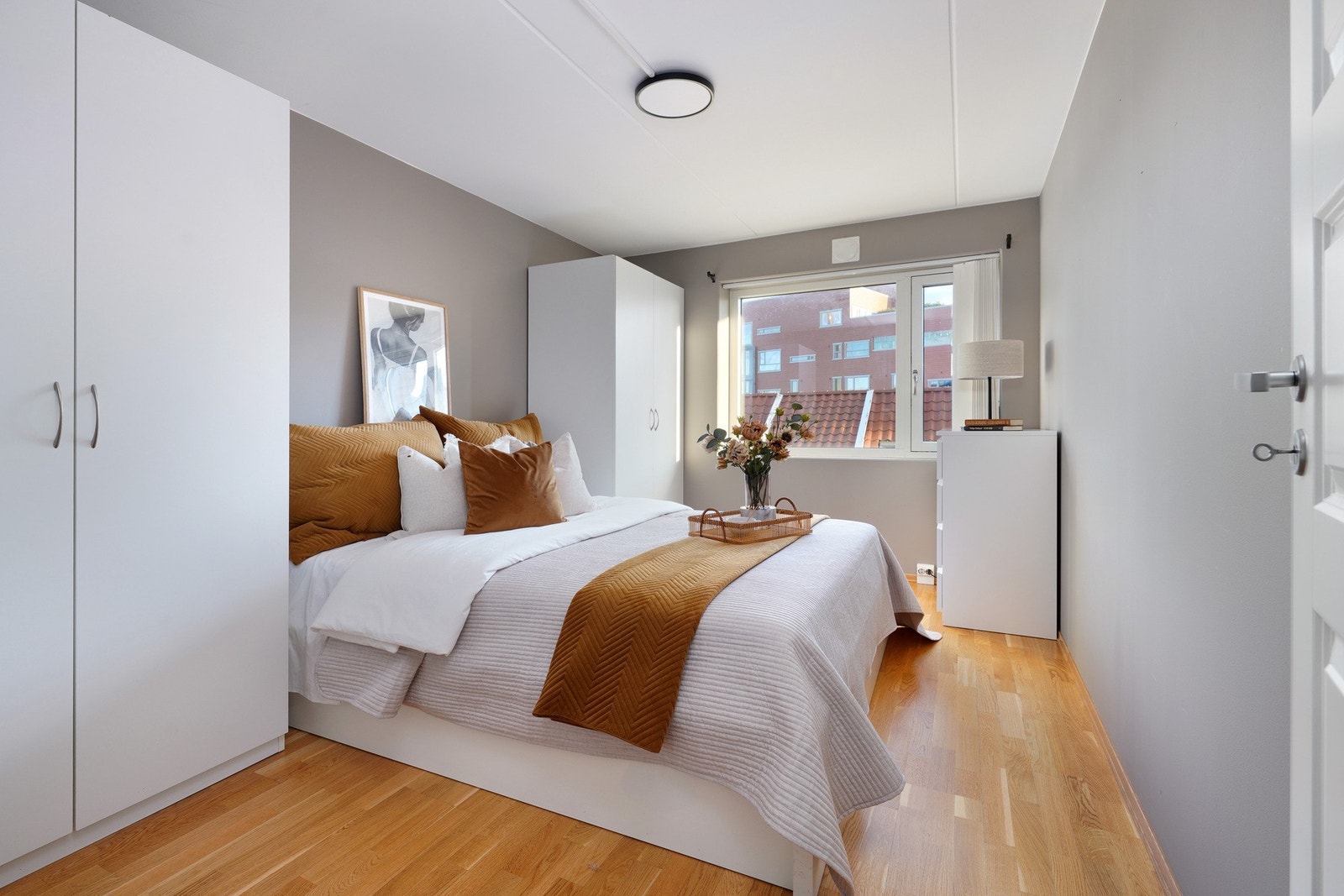 Romslig soverom med garderobeskap som medfølger i handelen. Galleribilde