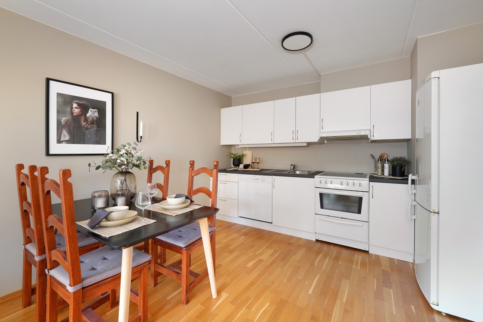 Kjøkken med lyse fronter - alle hvitevarer medfølger. Galleribilde