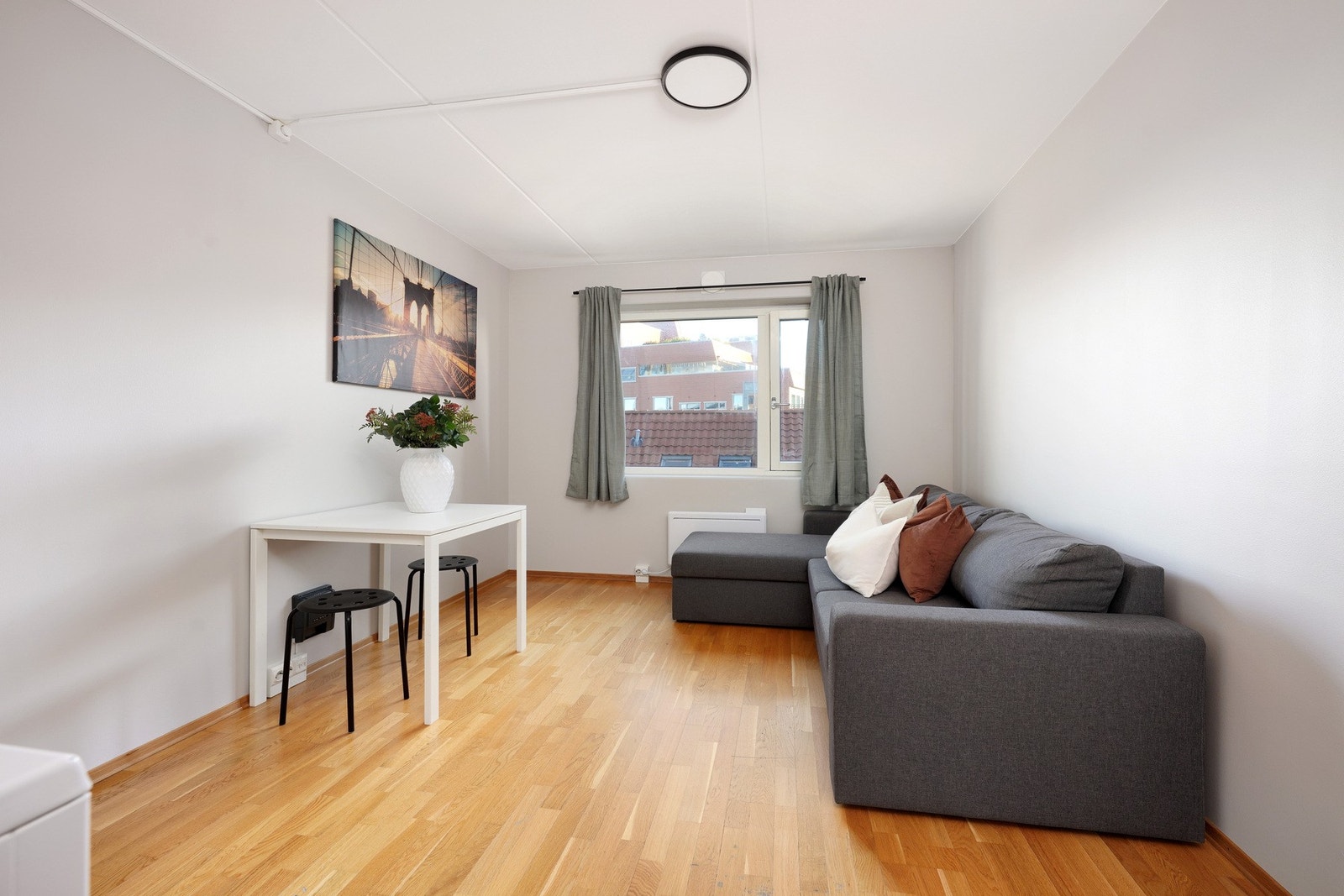 Alt av inventar i hybelen medfølger. Galleribilde