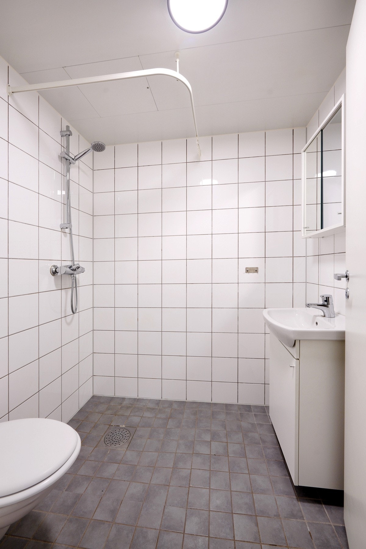 Helfliset bad med varmekabler i hybelen. Galleribilde