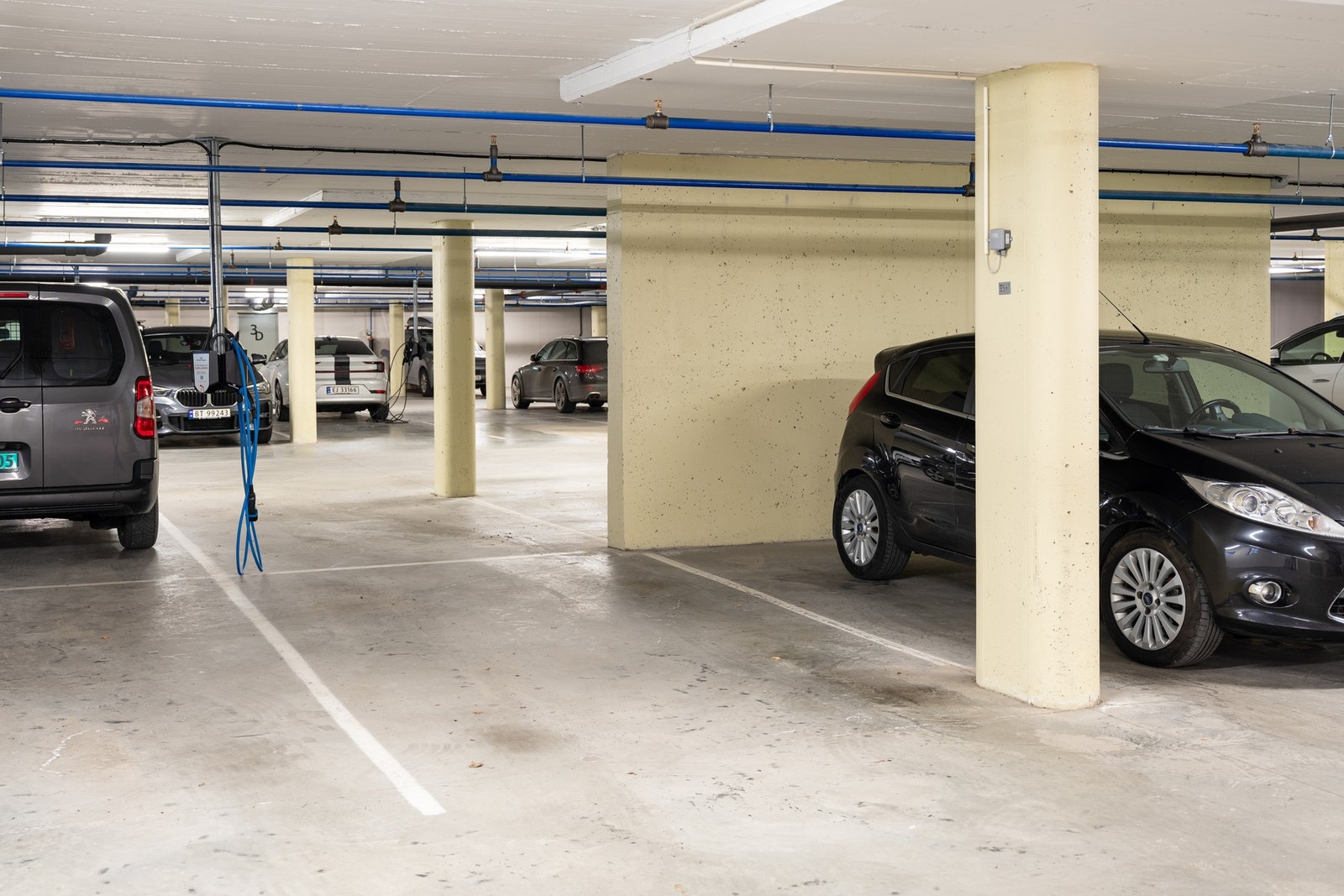 Med leiligheten følger en parkeringsplass med lader for elbil i oppvarmet parkeringskjeller. Galleribilde