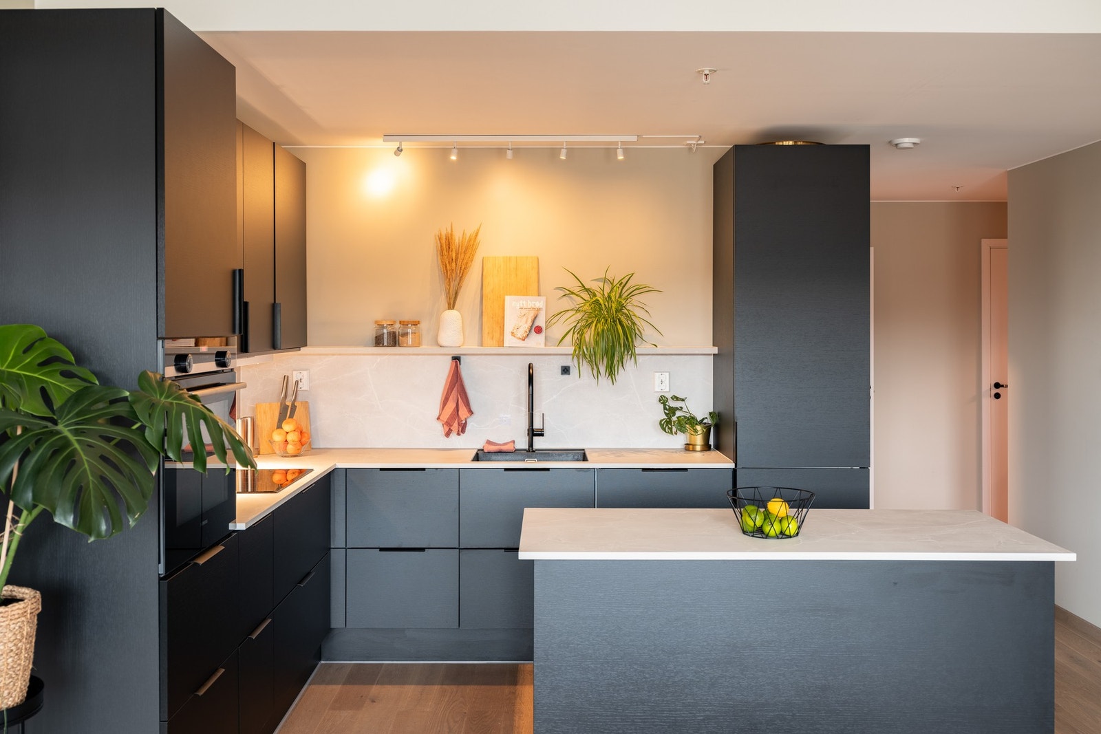 Kjøkkenet er påkostet med blant annet kjøkkenøy, sorte fronter, benkeplate som også er lagt på vegg for enklere rengjøring, underlimt sort vask og uttrekkbart kjøkkenarmatur. Galleribilde