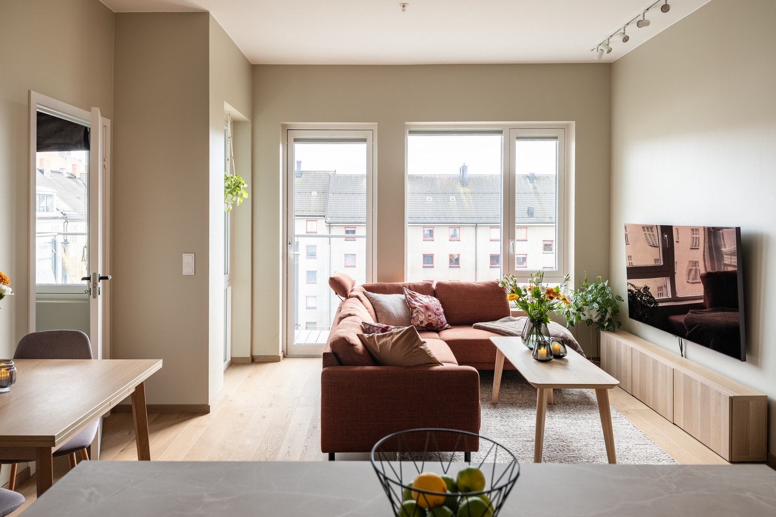 En lys og delikat 4-roms leilighet på 75 kvadratmeter ypperlig plassert i byggets 5. etasje. Leiligheten oppleves svært romslig med en takhøyde på hele 293 cm i stuen og på to av soverommene. Galleribilde