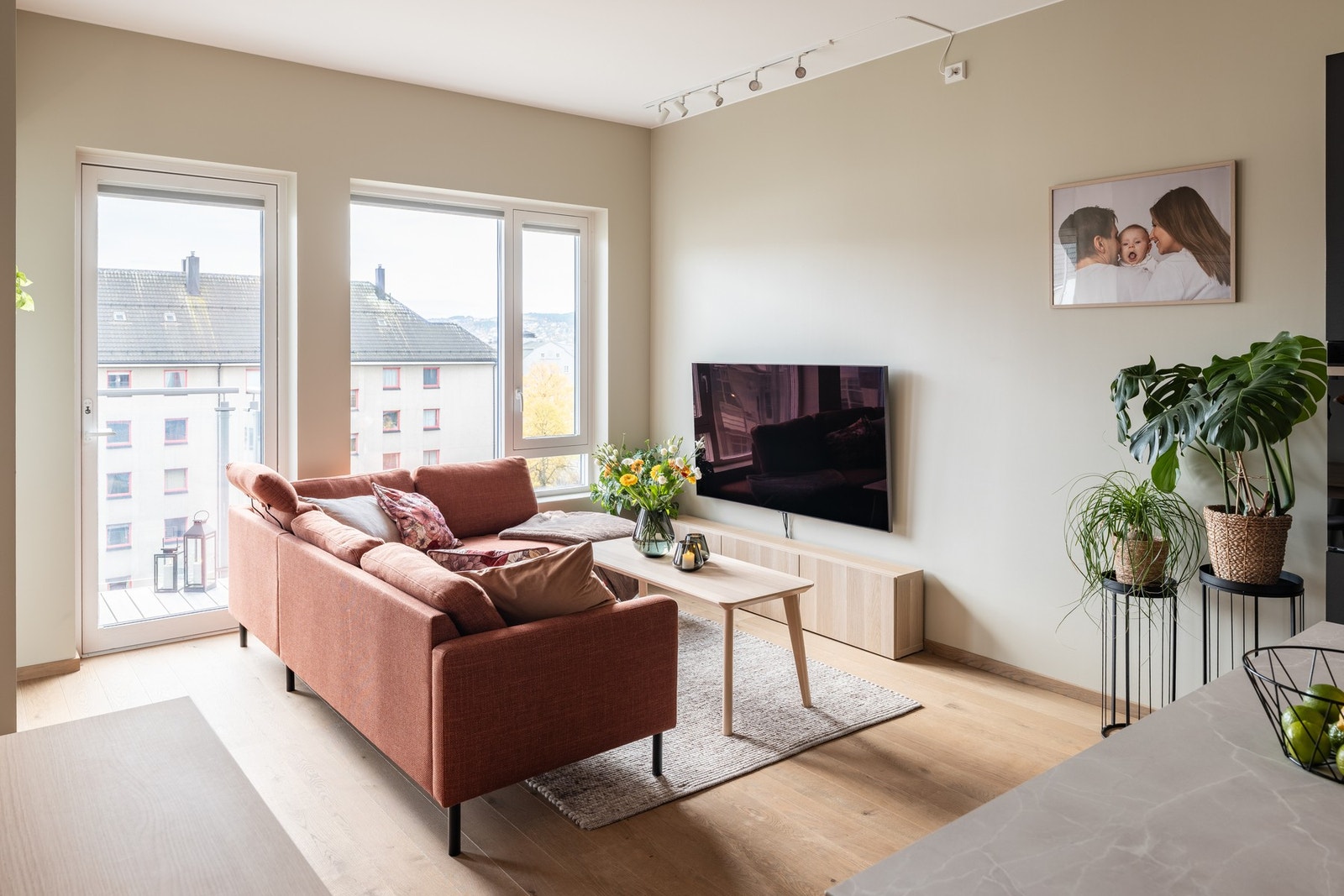 Stue-og kjøkkenløsningen måler gode 25,5 kvadratmeter. Her er belysningen oppgradert med dimmere, samt at det er etablert plisségardiner som kan åpnes i begge retninger.. Galleribilde