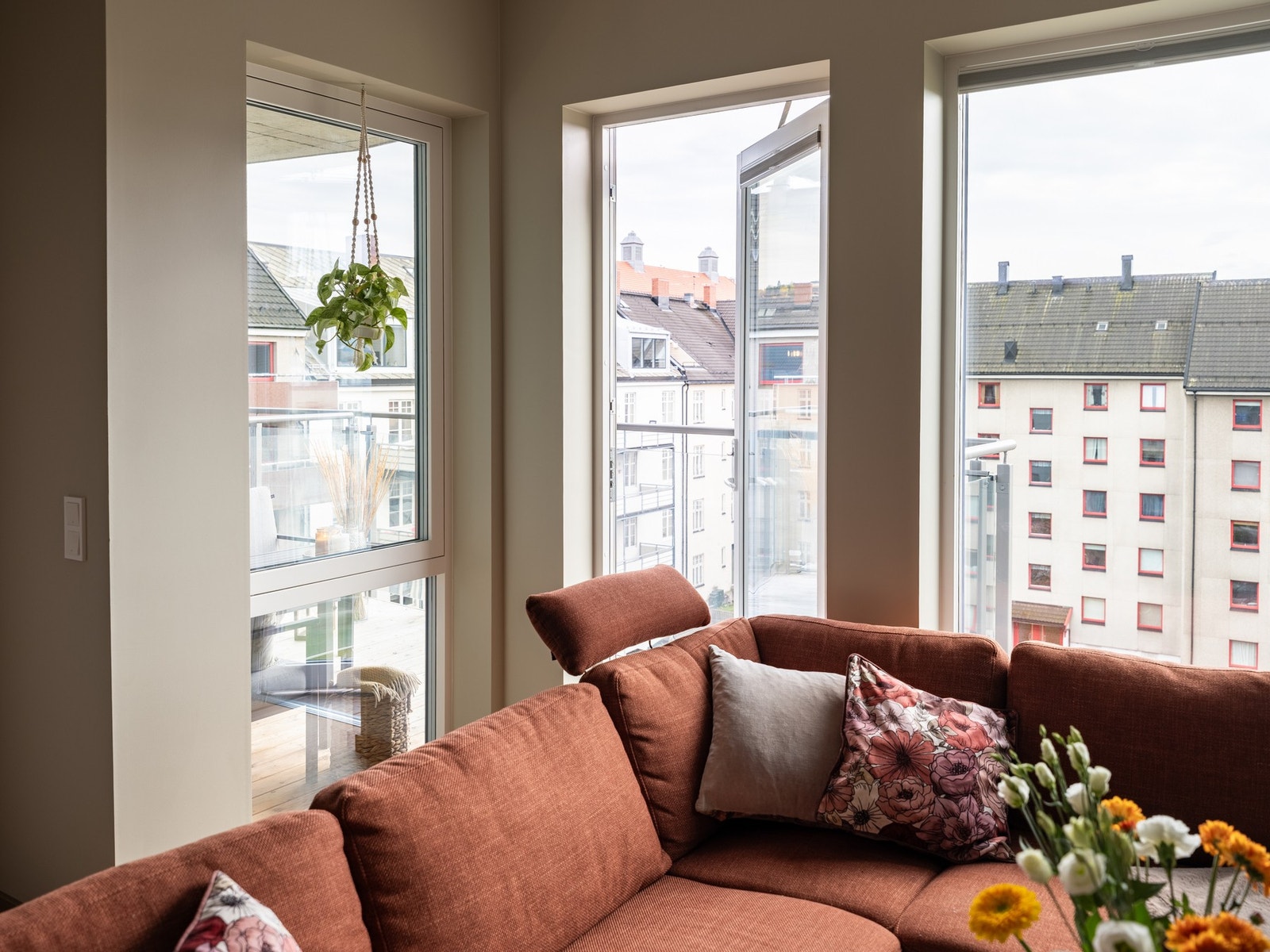 Leiligheten disponerer en herlig balkong som måler hele 10 kvadratmeter. Galleribilde