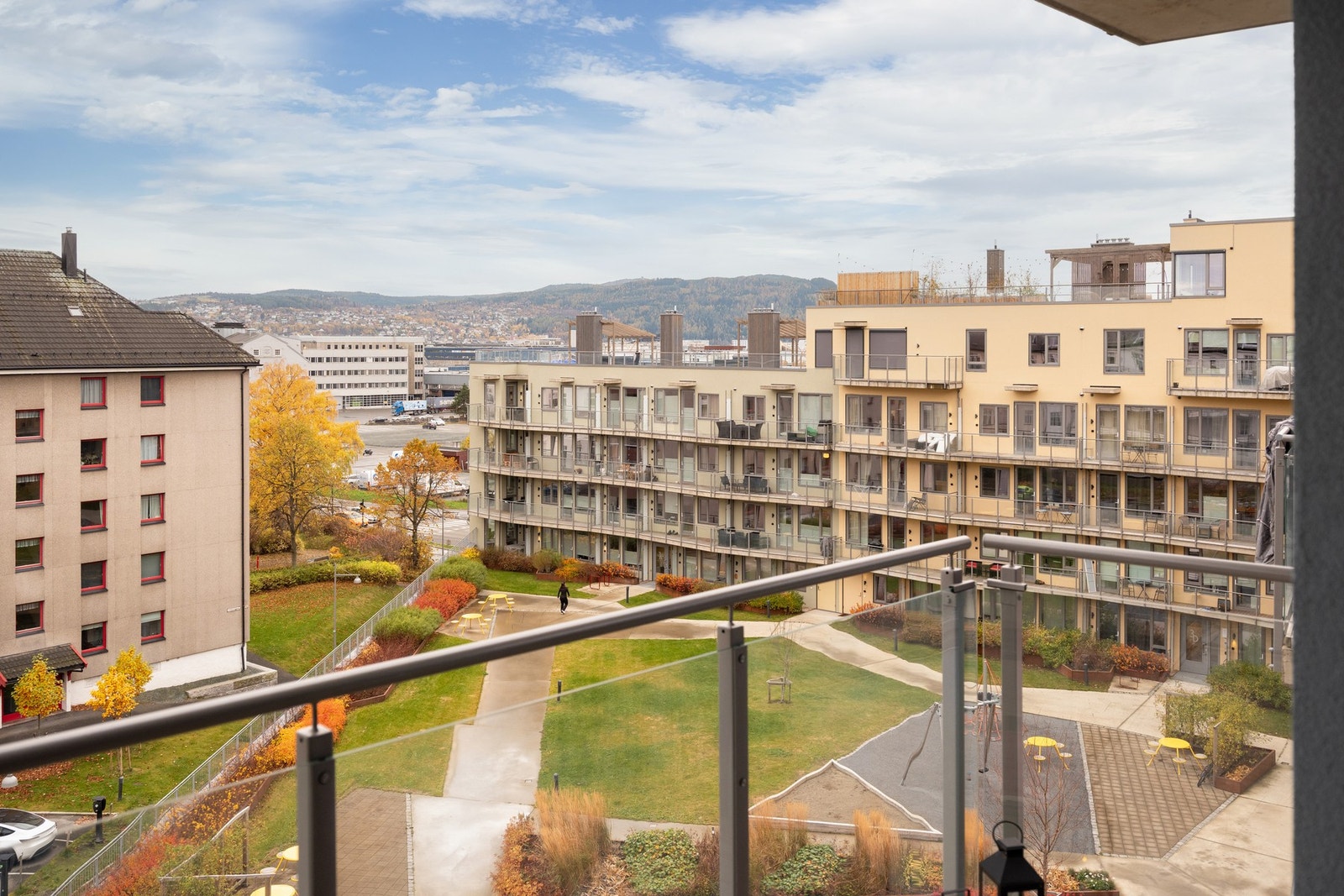 Balkongen vender ut mot en rolig bakgård med hyggelige felles- og grøntarealer, samt fin utsikt mot Trondheim vest. Galleribilde