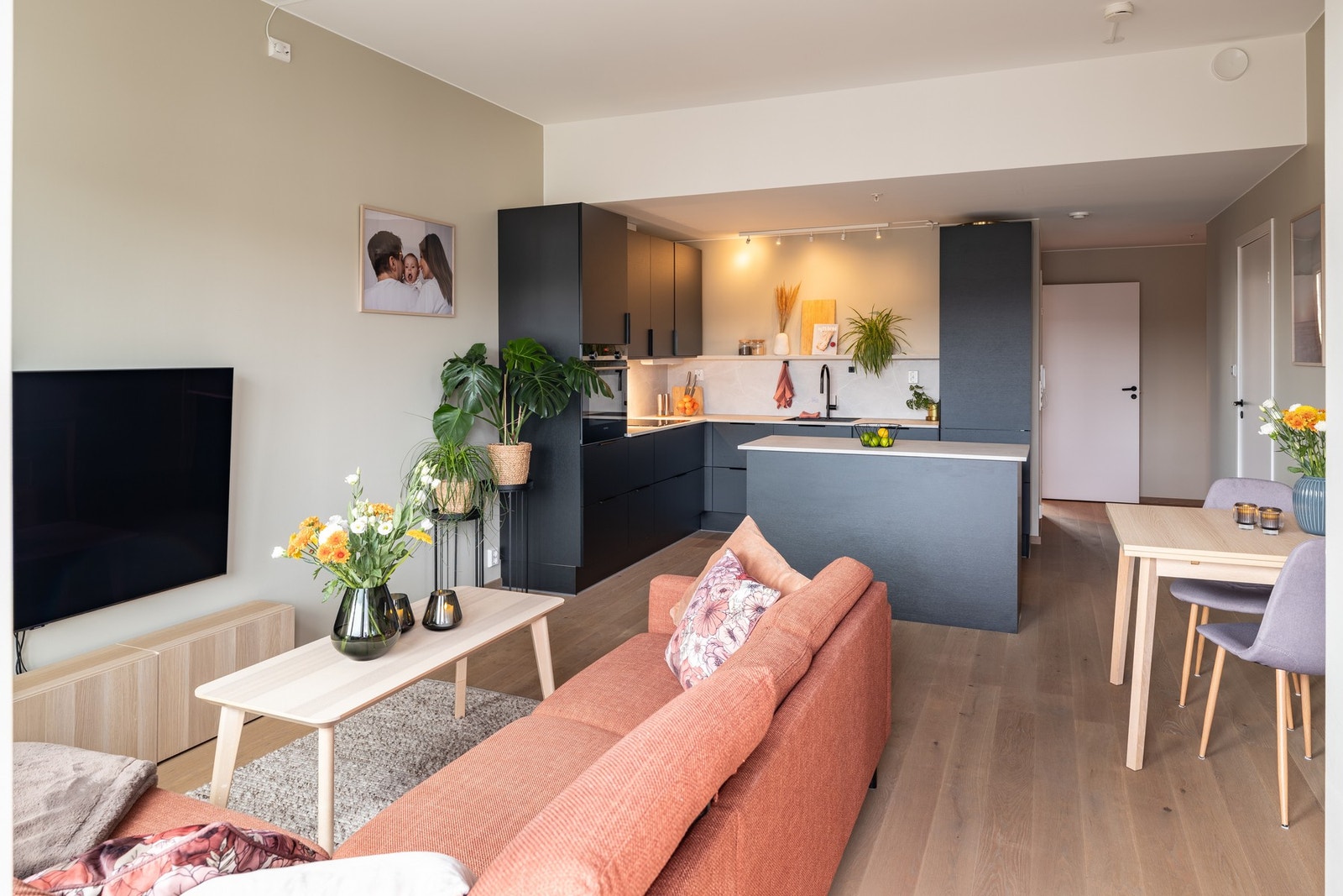 Det er gjort flere tilvalg i leiligheten, og den er preget av stilrene farge- og materialvalg som skaper et gjennomgående moderne inntrykk. Galleribilde