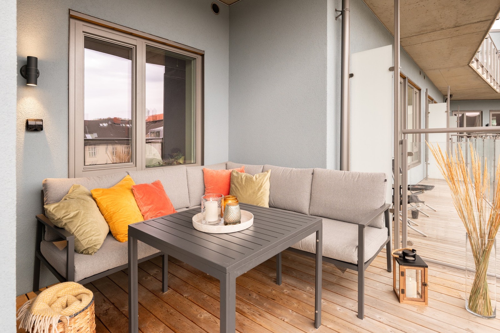 Balkongen er delvis takoverbygd, noe som forlenger bruken utover flere sesonger. Det er etablert ekstra stikk med egen 15A sikring til terrassevarmer. Galleribilde