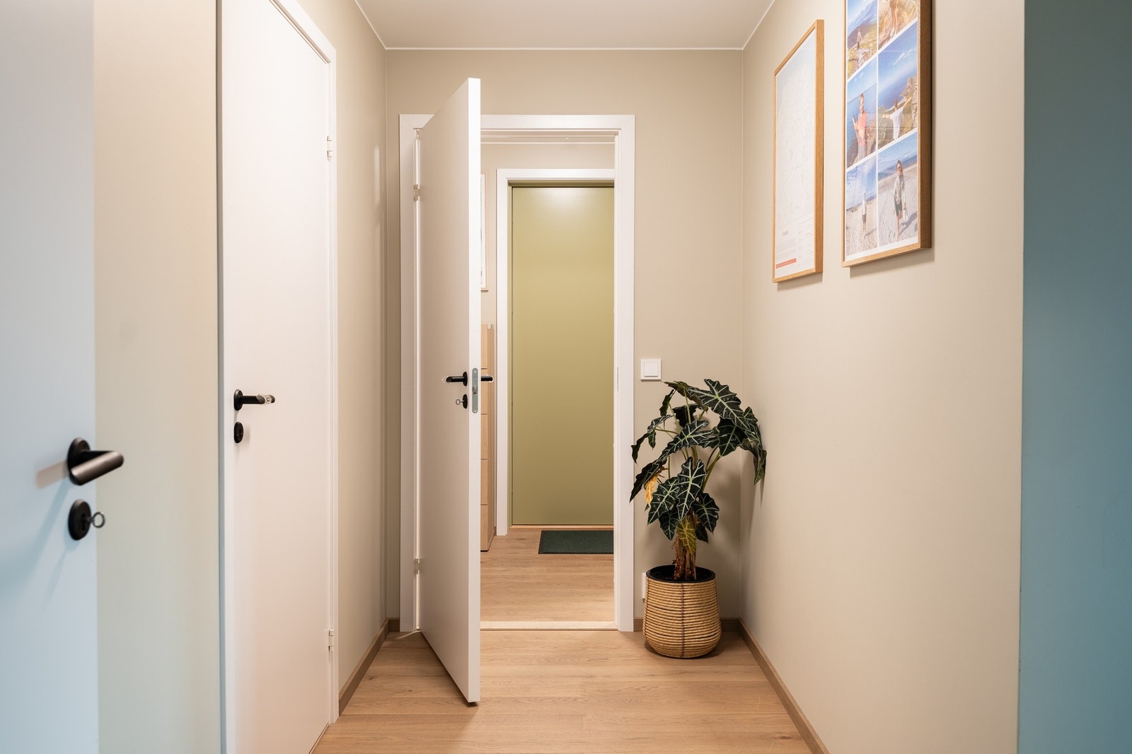 Innbydende entré på 5,5 kvadratmeter i tilknytning til leilighetens vindfang som måler 3,5 kvadratmeter. Galleribilde