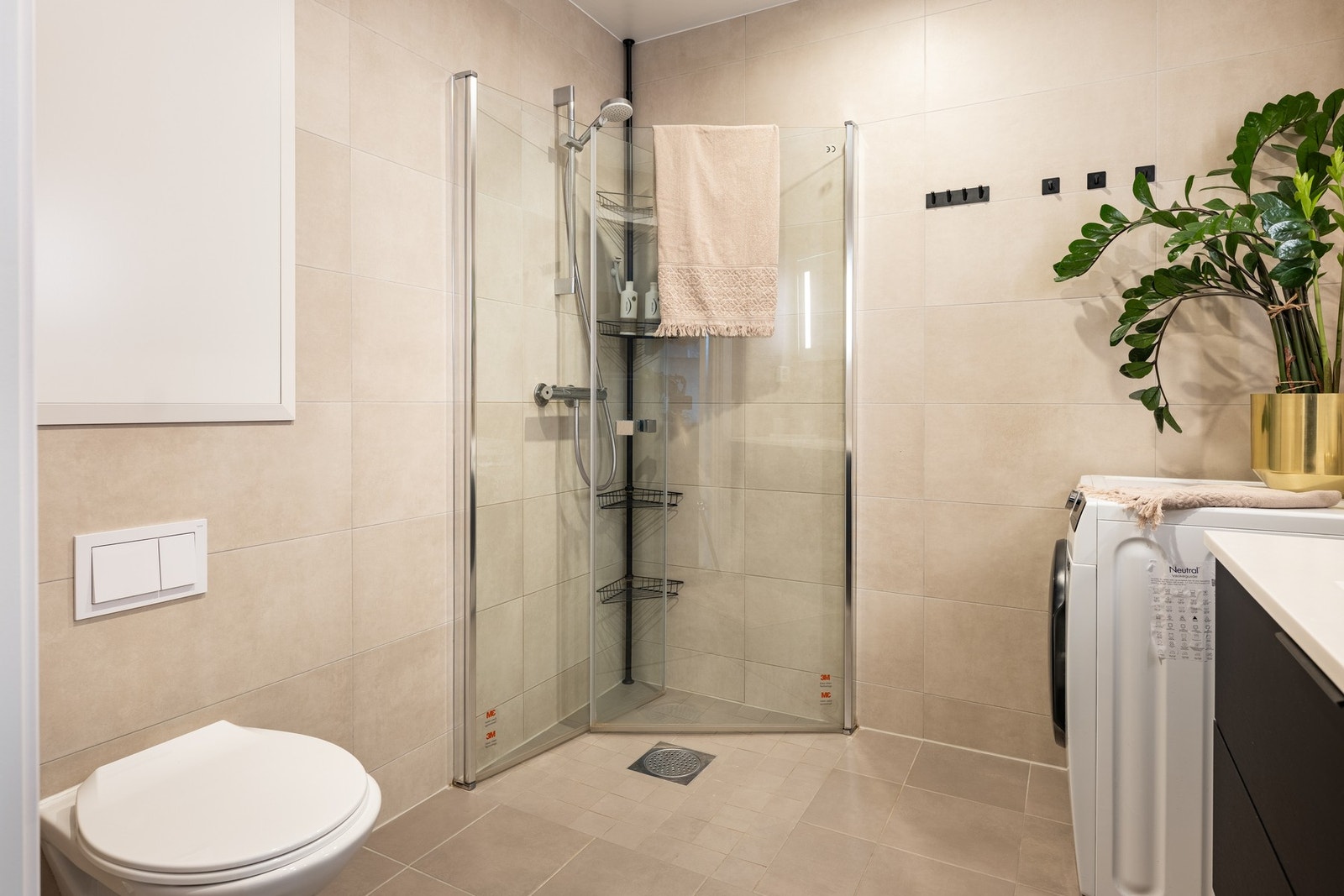 Delikat flislagt bad som måler 5 kvadratmeter med nesten alle punkter vudert til tilstandsgrad 0 av takstmann. Galleribilde