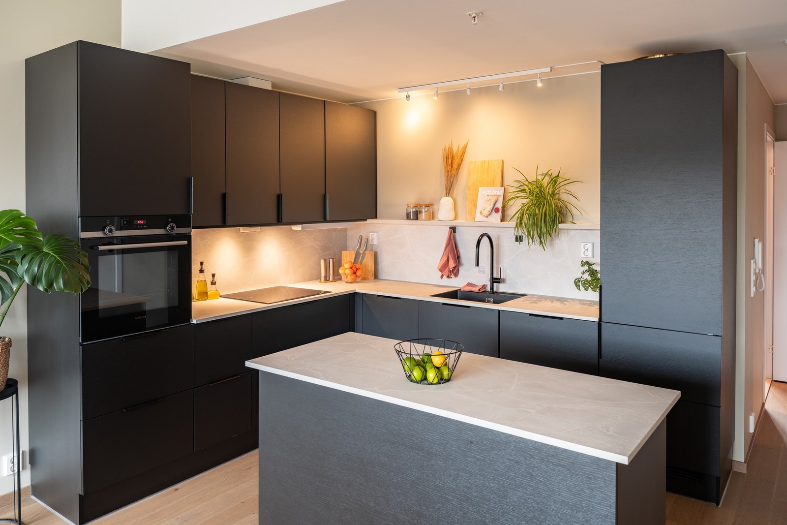 Det er også oppgraderte hvitevarer fra Siemens med pyrolyse i stekeovn, ekstra stikk i skap over stekeovn for mulighet for mikroovn, samt stikk også i kjøkkenøy. Galleribilde