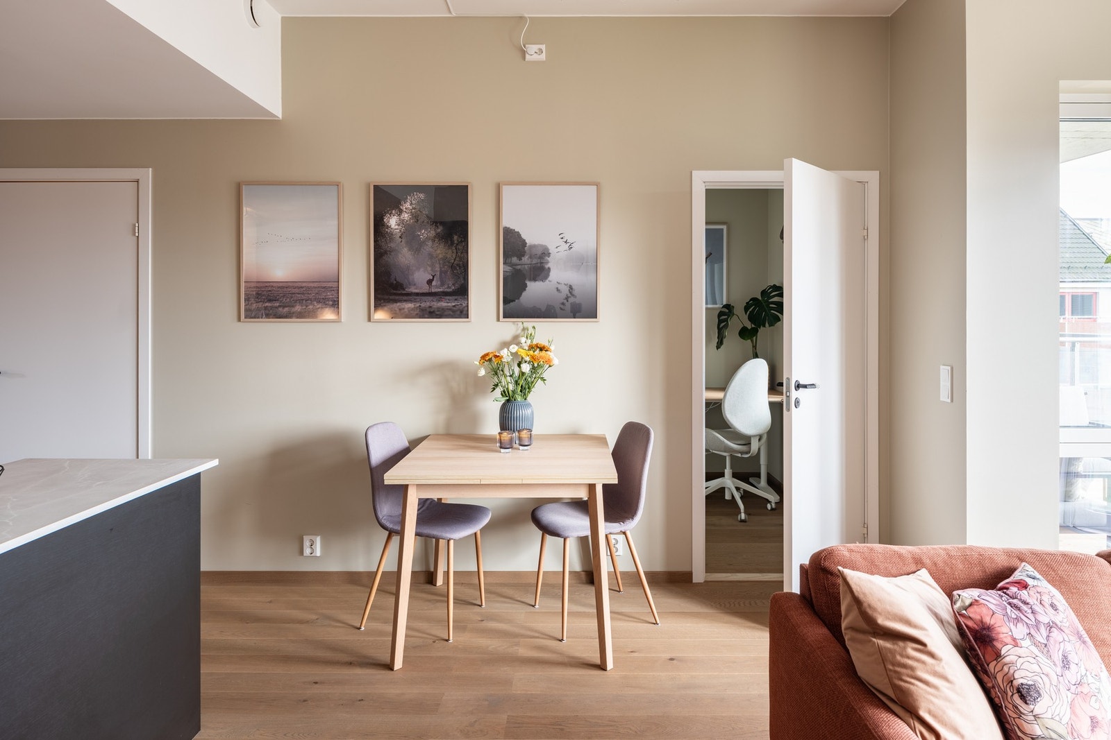 Leiligheten har moderne kvaliteter slik som balansert ventilasjon og vannbåren gulvvarme. Galleribilde