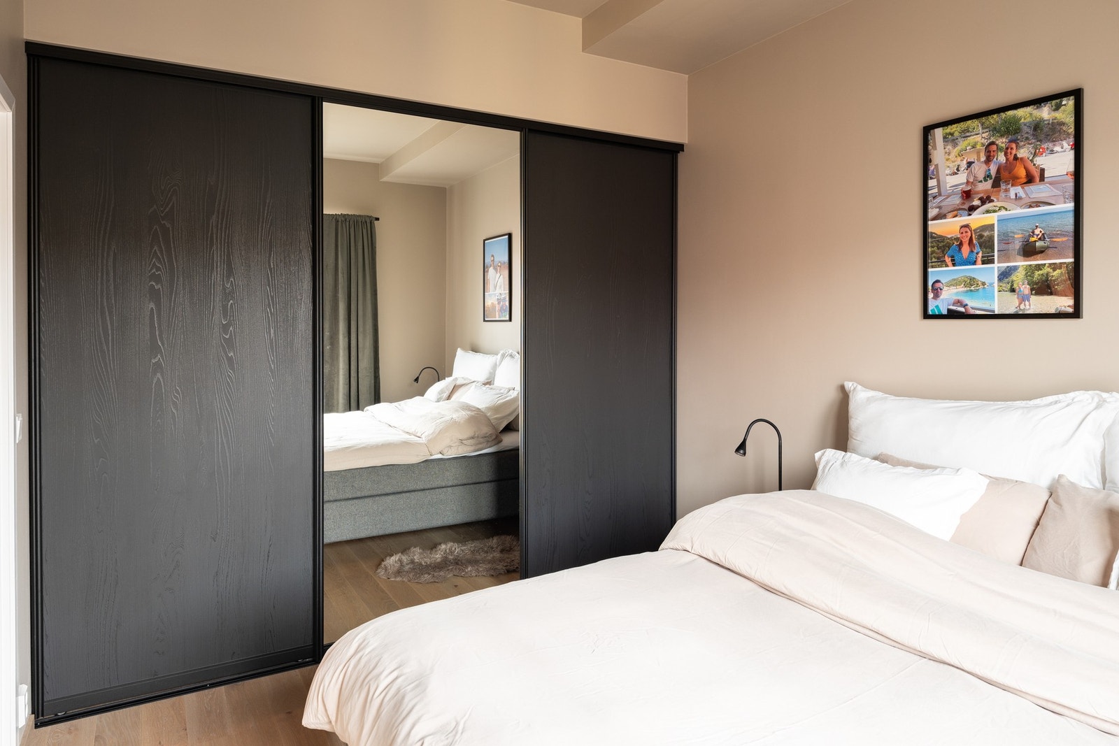 Nåværende eier har oppgradert soverommet med en praktisk innebygd skyvedørsgarderobe fra Opas. Galleribilde