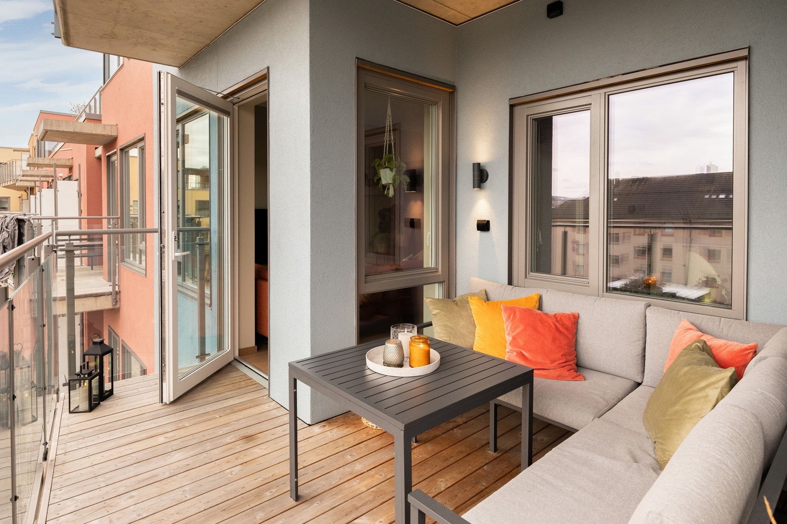 Sørvest-vendt balkong som sikrer fantastiske solforhold store deler av dagen. Galleribilde